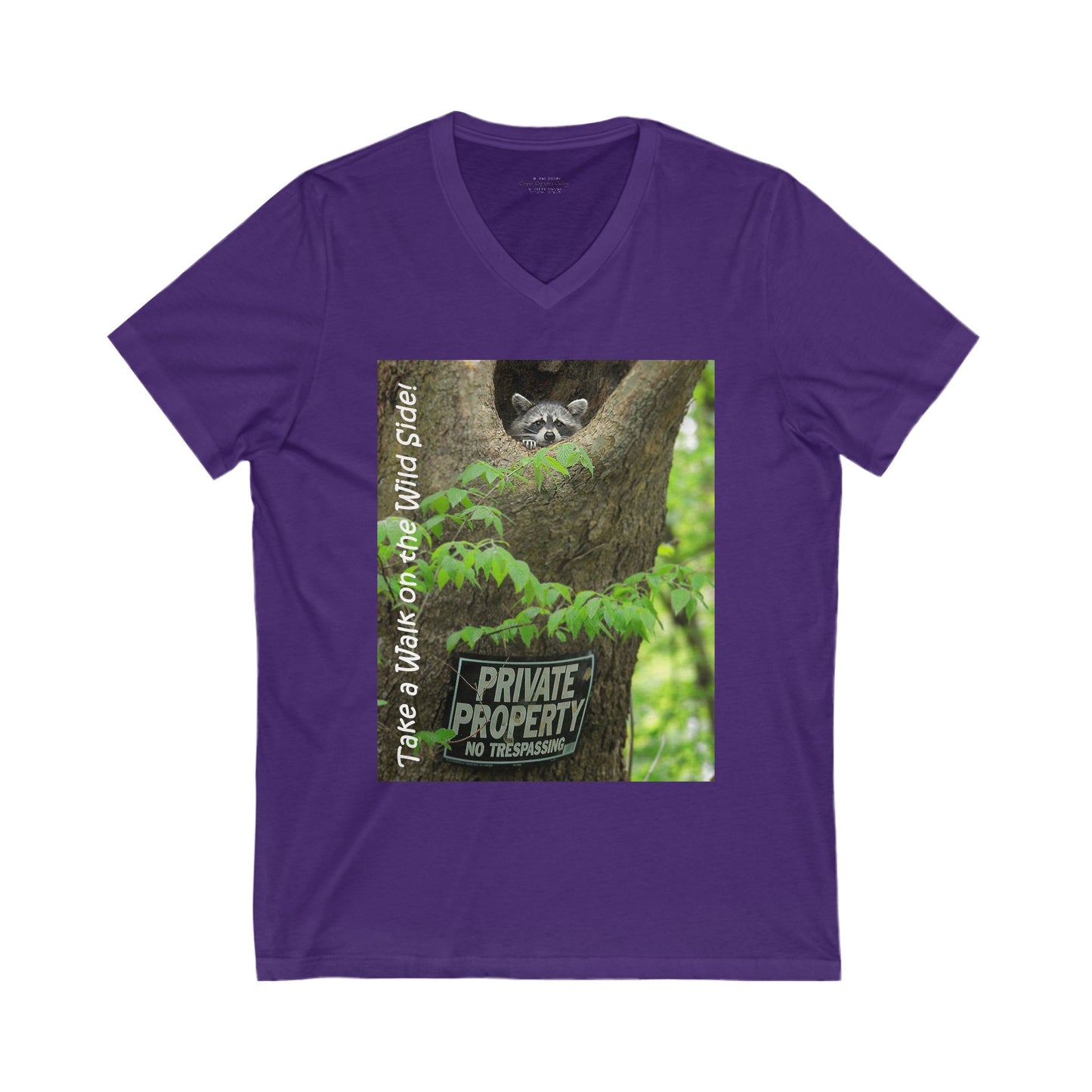 Cute raccoon inside a tree opening with "Private Property" sign - V-Neck Tee-Short