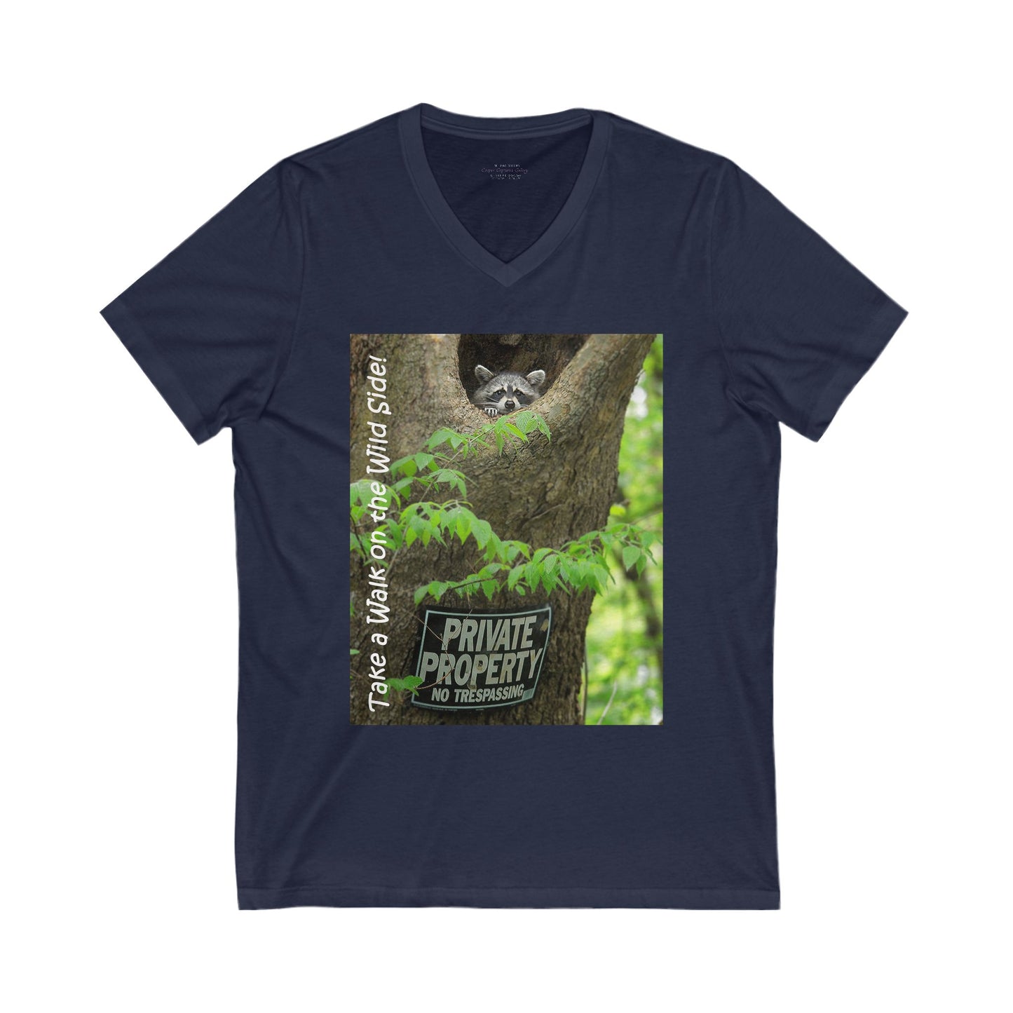 Cute raccoon inside a tree opening with "Private Property" sign - V-Neck Tee-Short