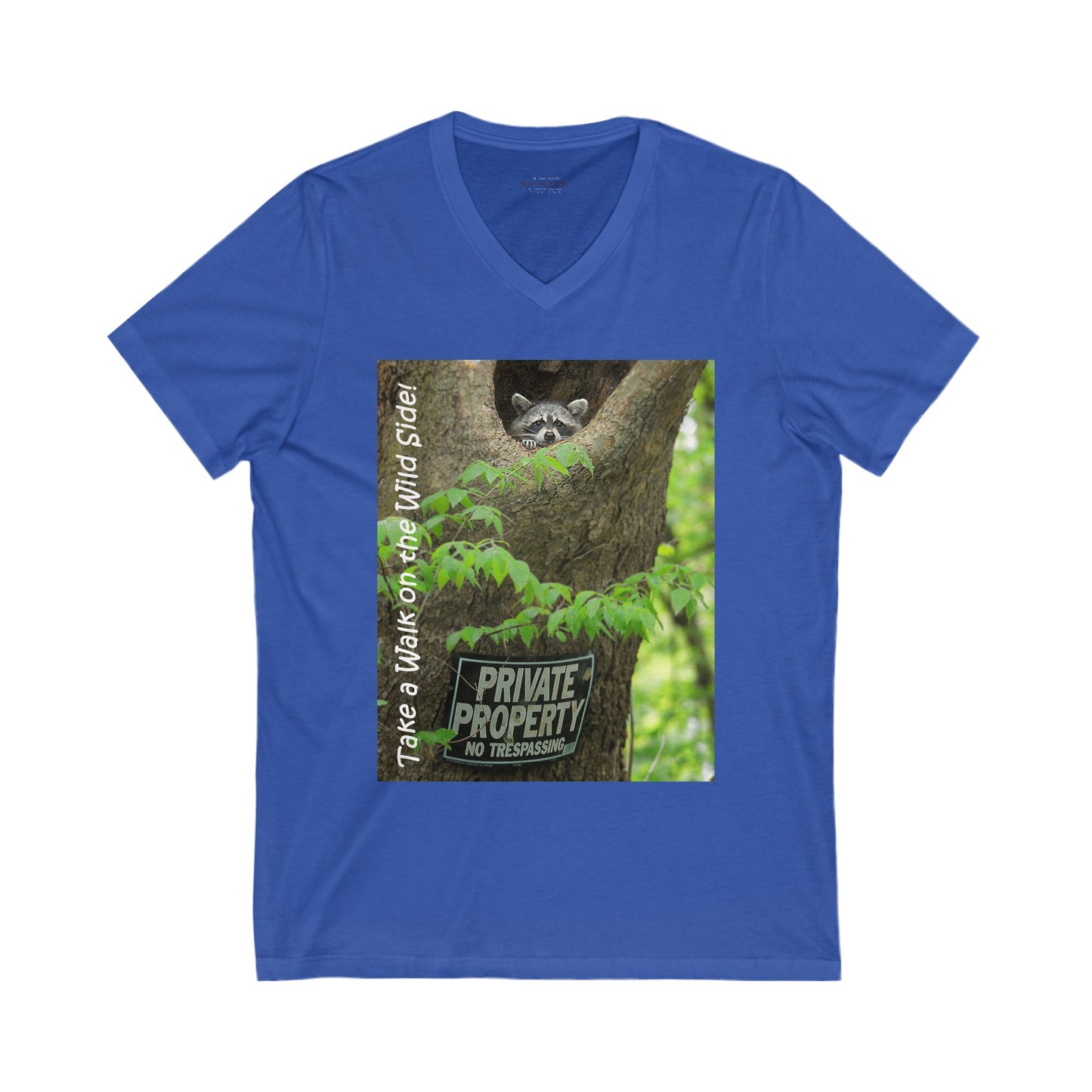 Cute raccoon inside a tree opening with "Private Property" sign - V-Neck Tee-Short