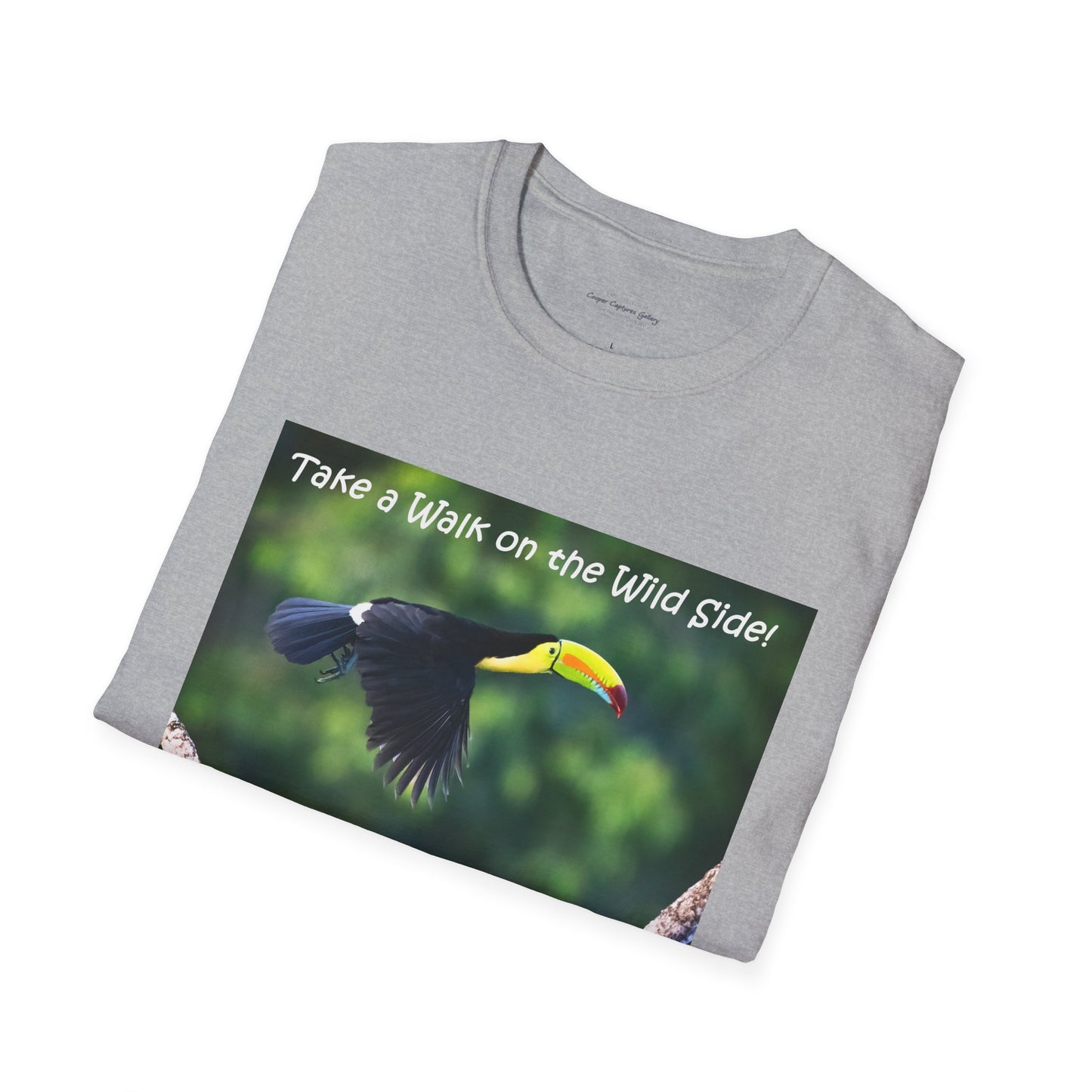 Costa Rican Keel-billed toucan in flight - T-shirt