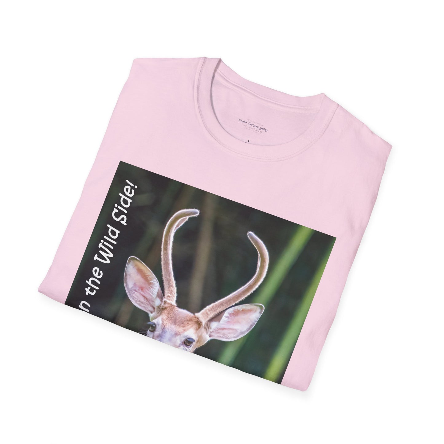 Funky-faced young deer buck - T-Shirt