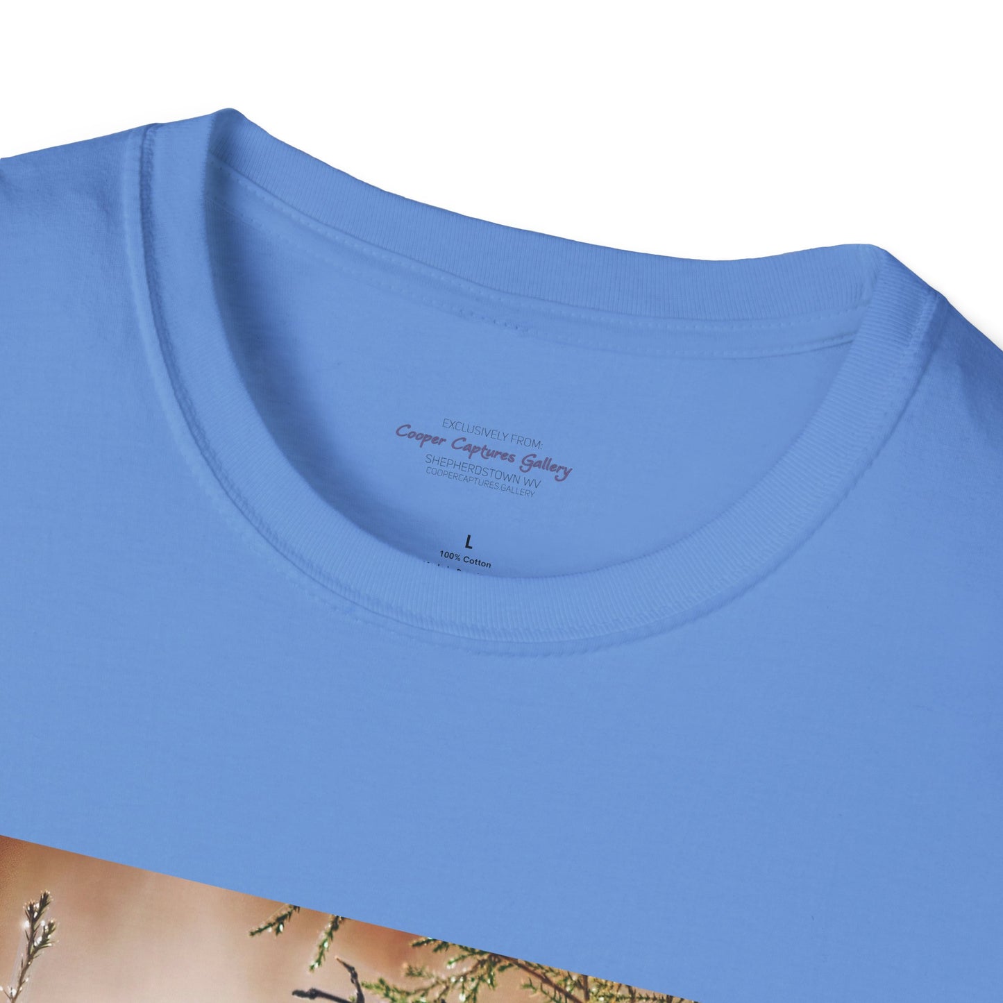 Sparrow sitting in an evergreen surrounded by snow - T-shirt