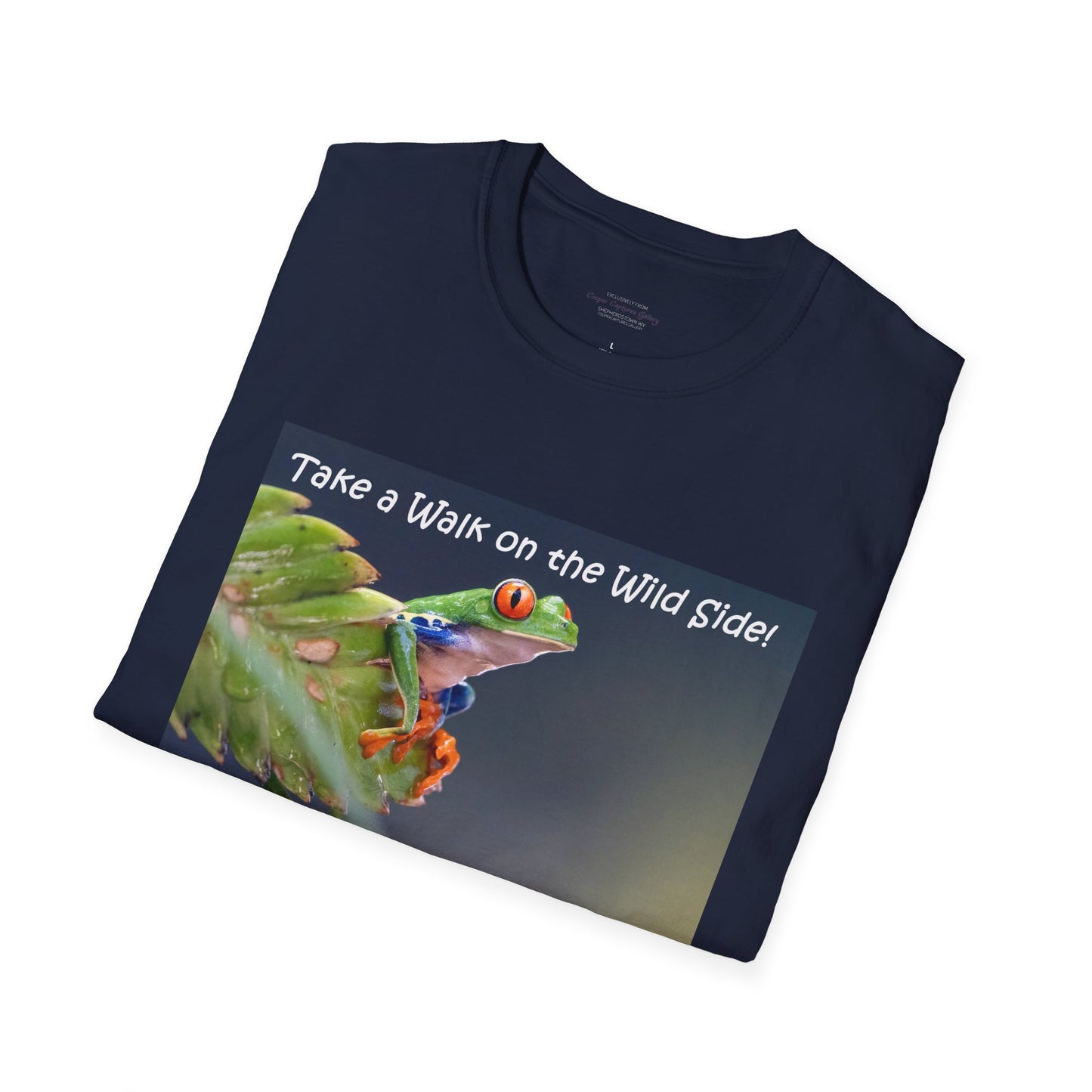 Costa Rican Red-eyed tree frog on a leaf - T-shirt