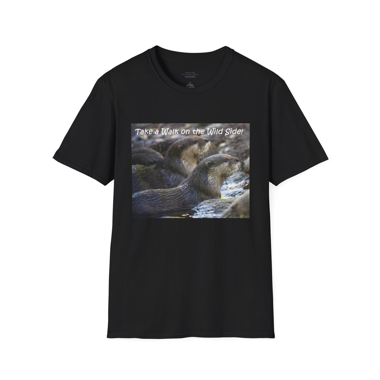 Curiously cute river otter - T-Shirt
