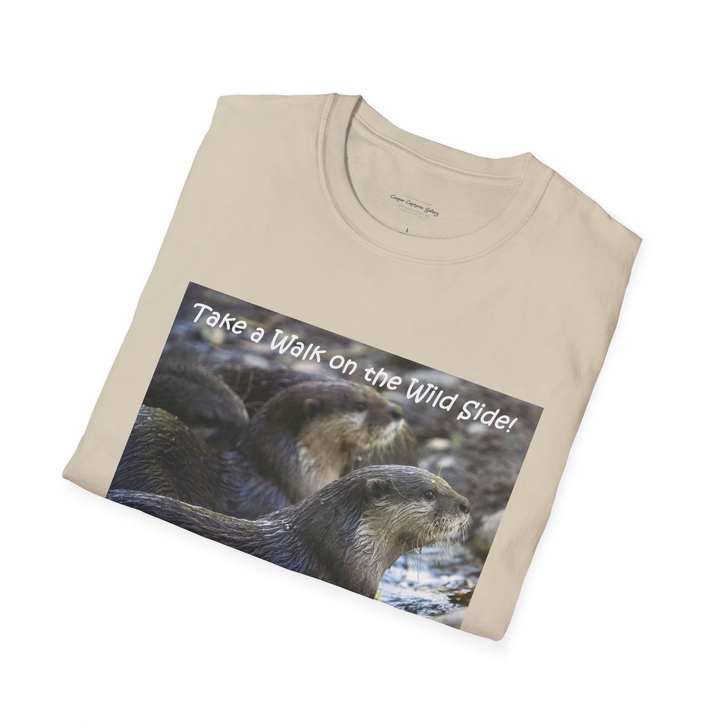Curiously cute river otter - T-Shirt