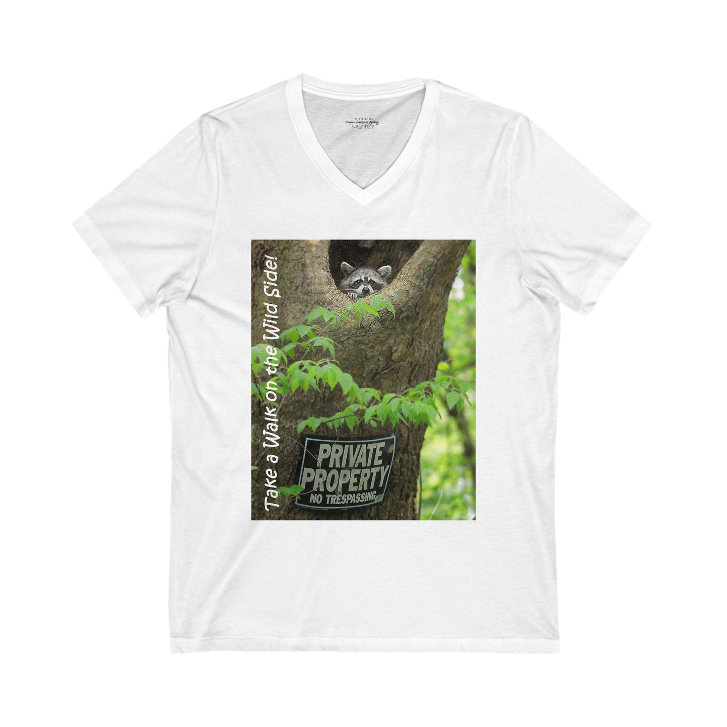 Cute raccoon inside a tree opening with "Private Property" sign - V-Neck Tee-Short
