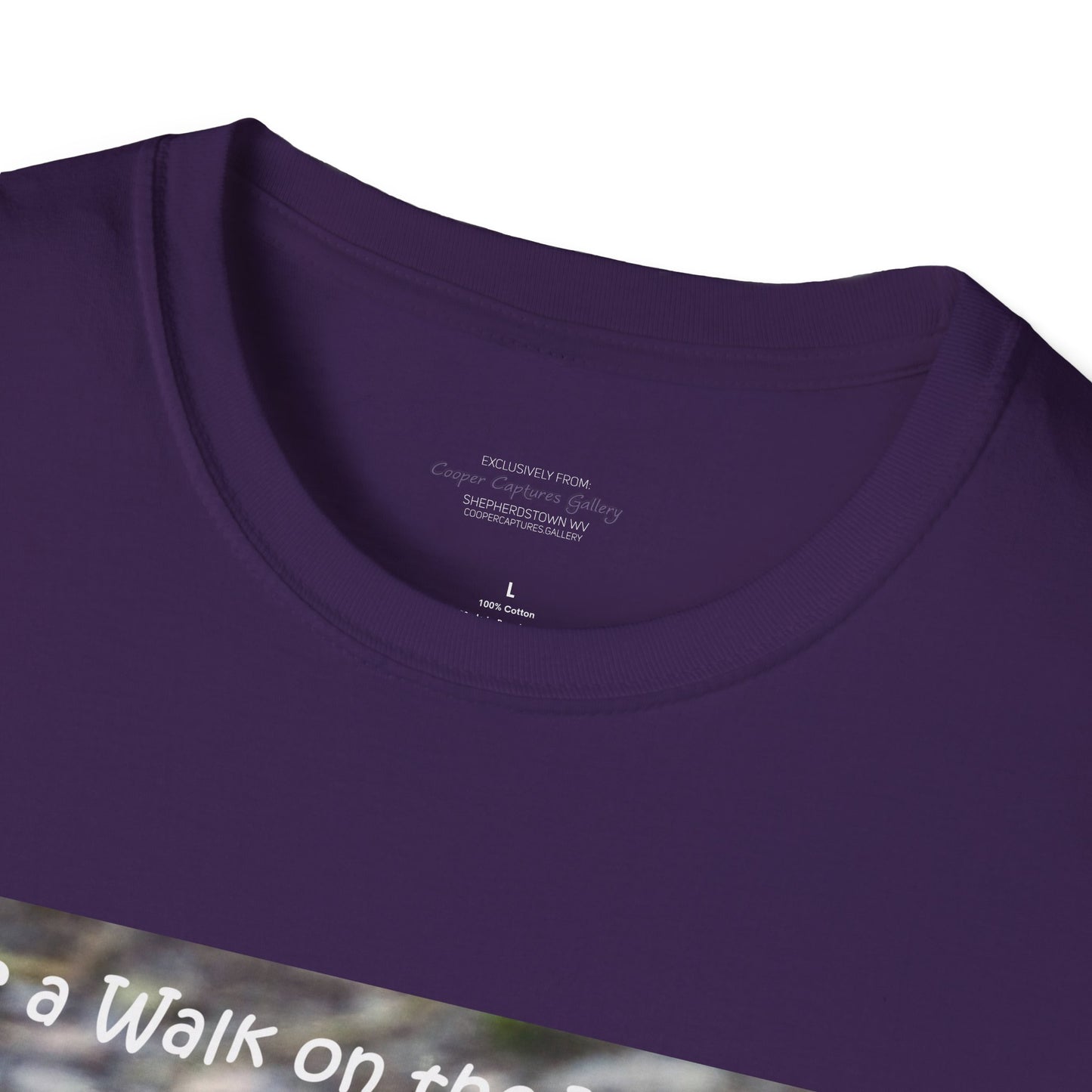 Curiously cute river otter - T-Shirt