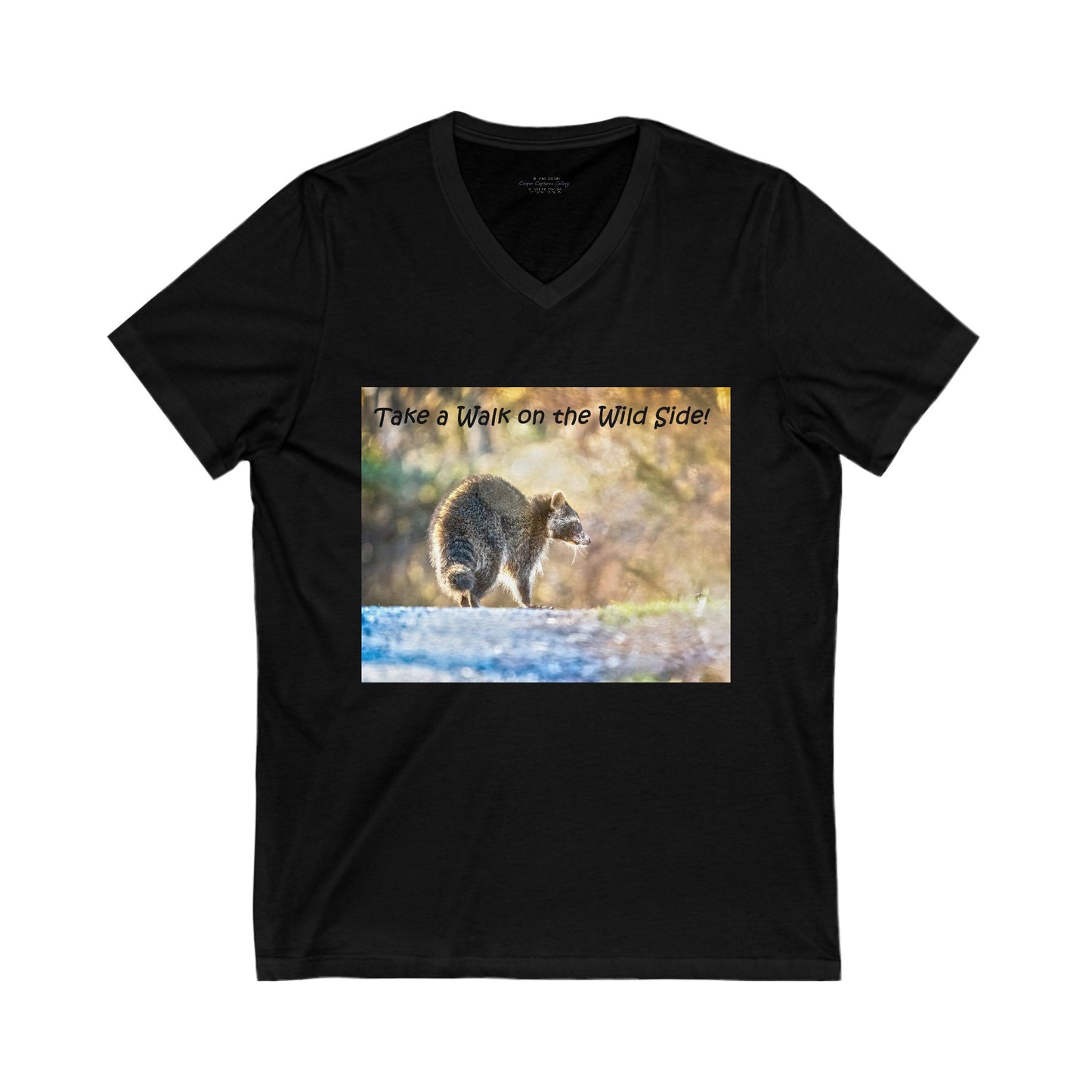 Sneaky raccoon on the road - V-Neck Tee-Shirt