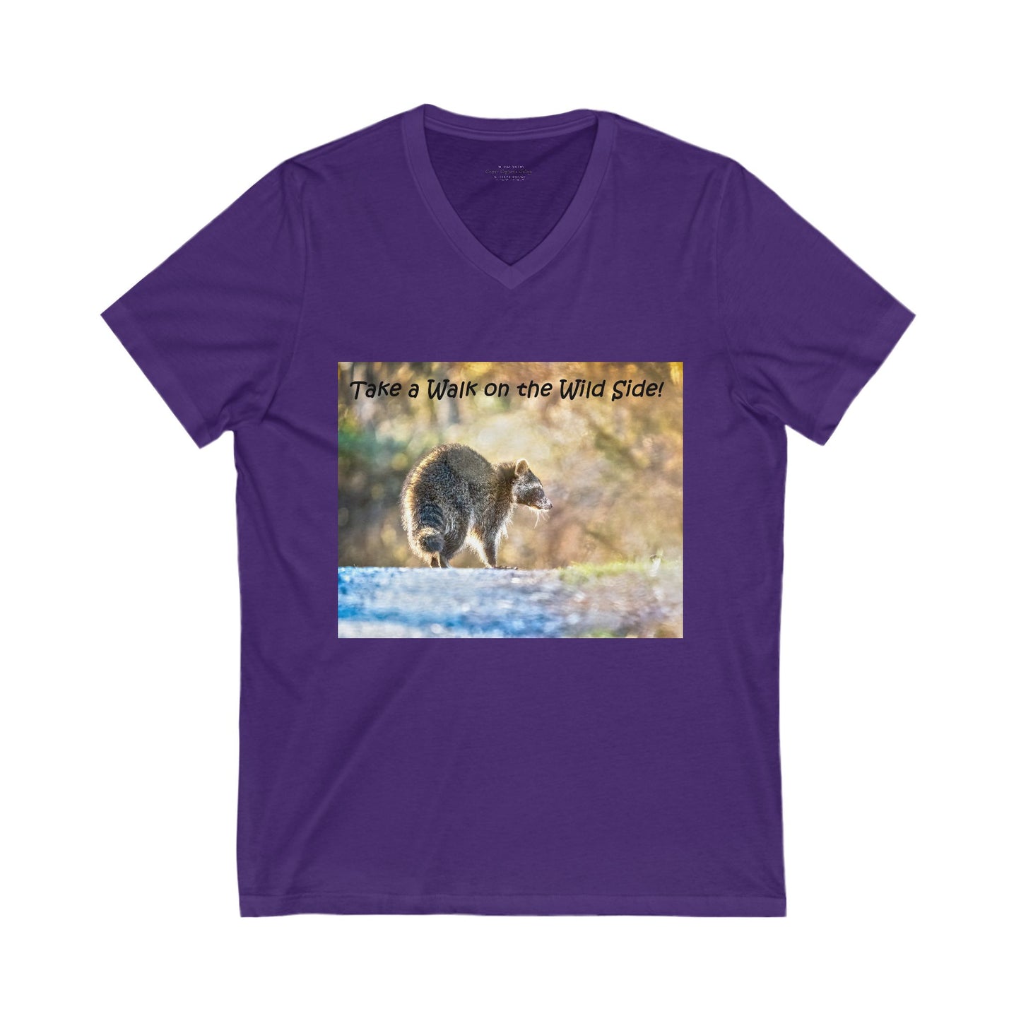 Sneaky raccoon on the road - V-Neck Tee-Shirt