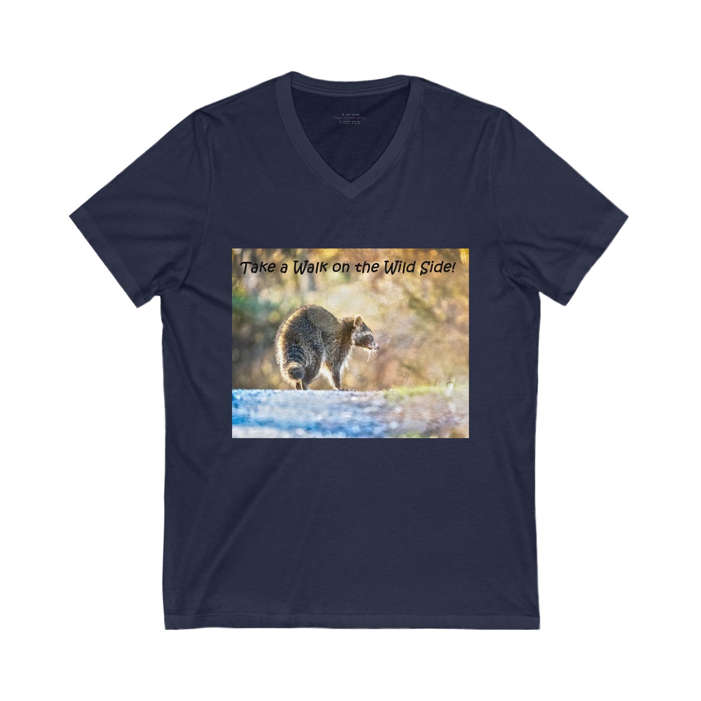 Sneaky raccoon on the road - V-Neck Tee-Shirt