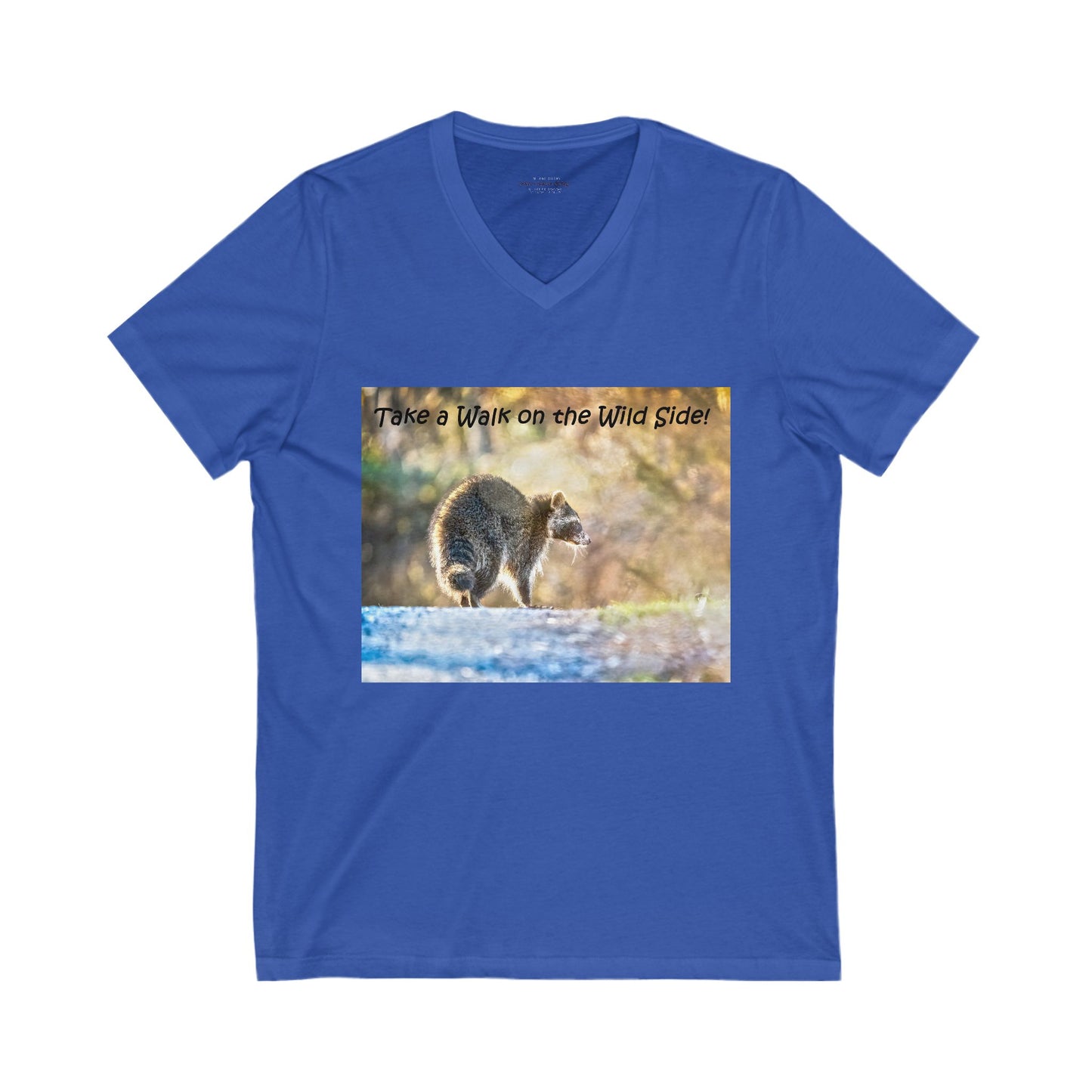 Sneaky raccoon on the road - V-Neck Tee-Shirt