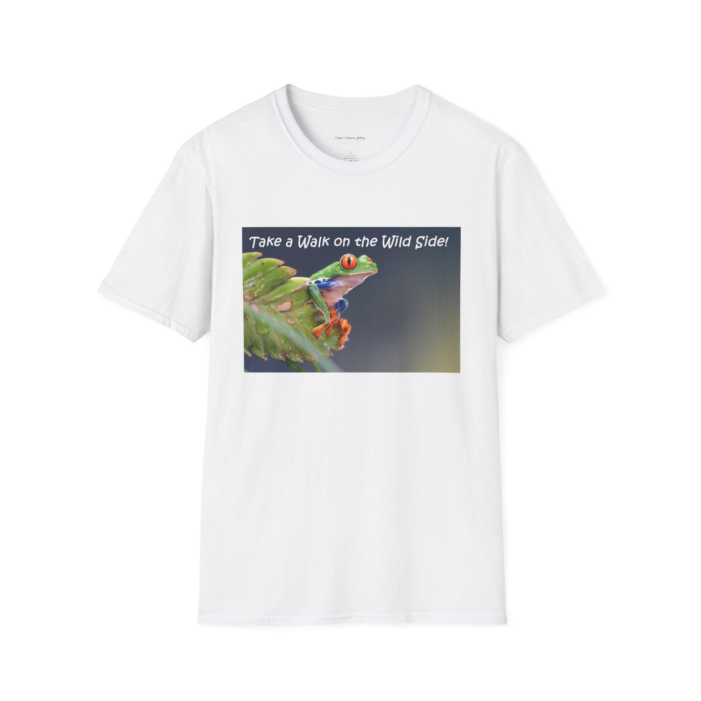 Costa Rican Red-eyed tree frog on a leaf - T-shirt