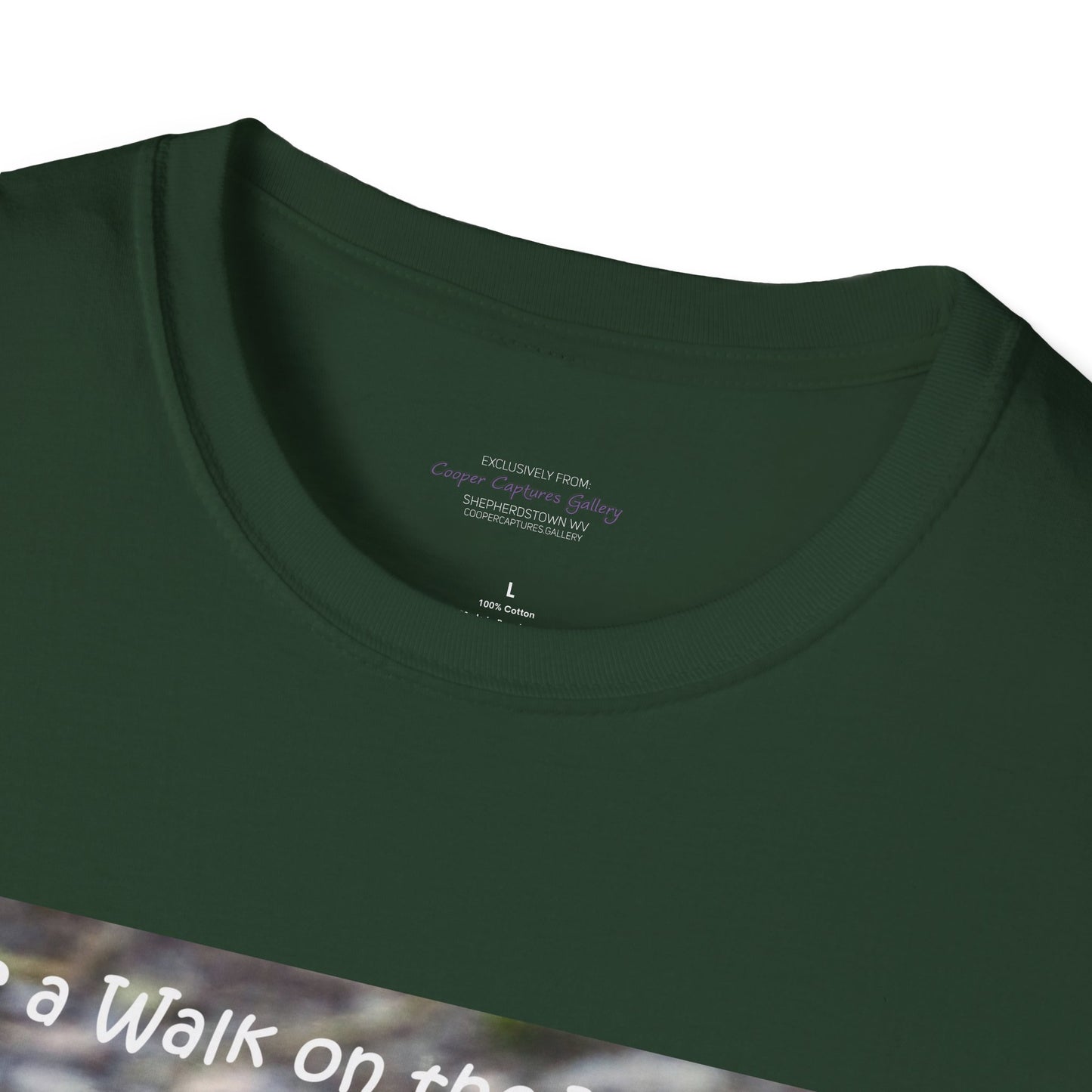 Curiously cute river otter - T-Shirt
