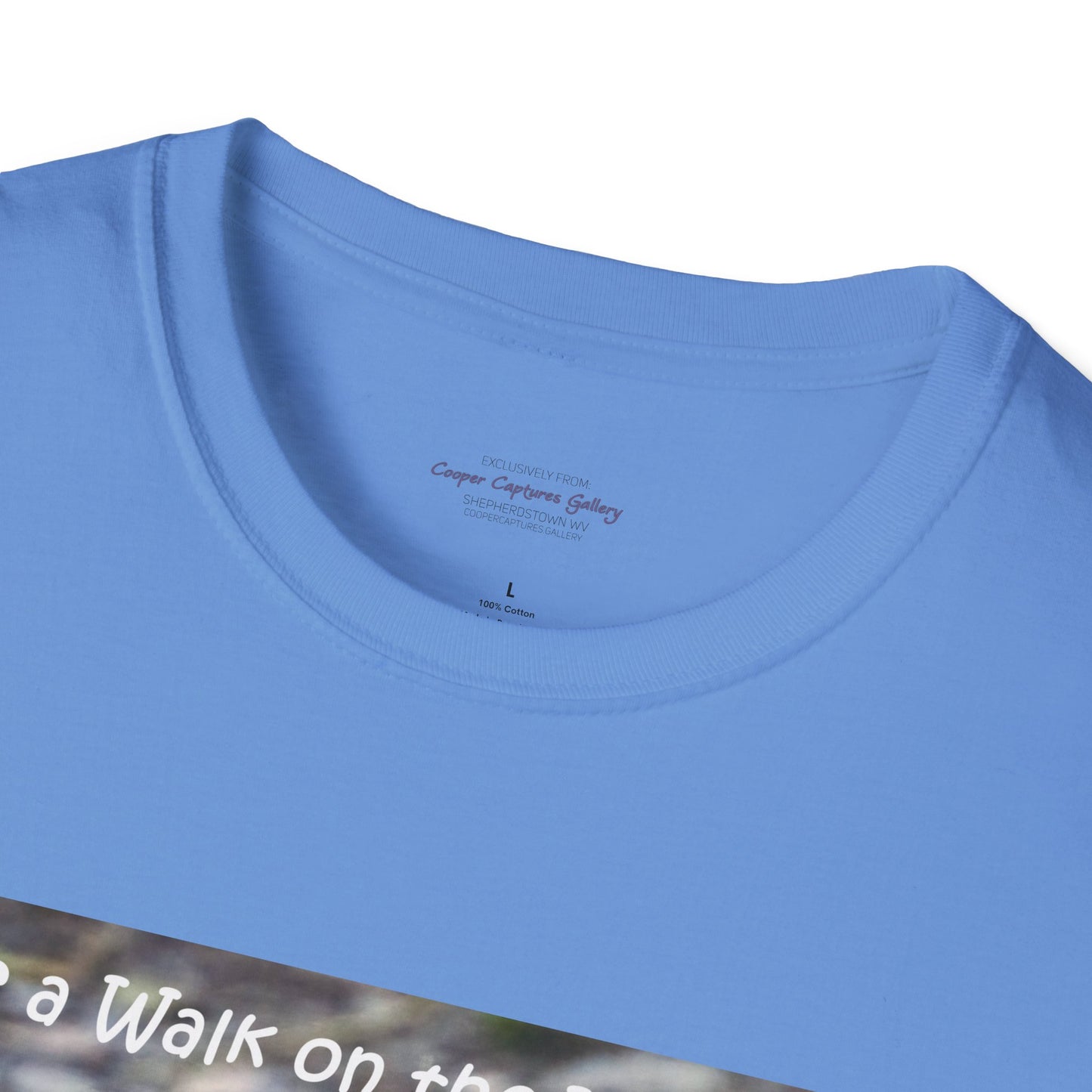 Curiously cute river otter - T-Shirt