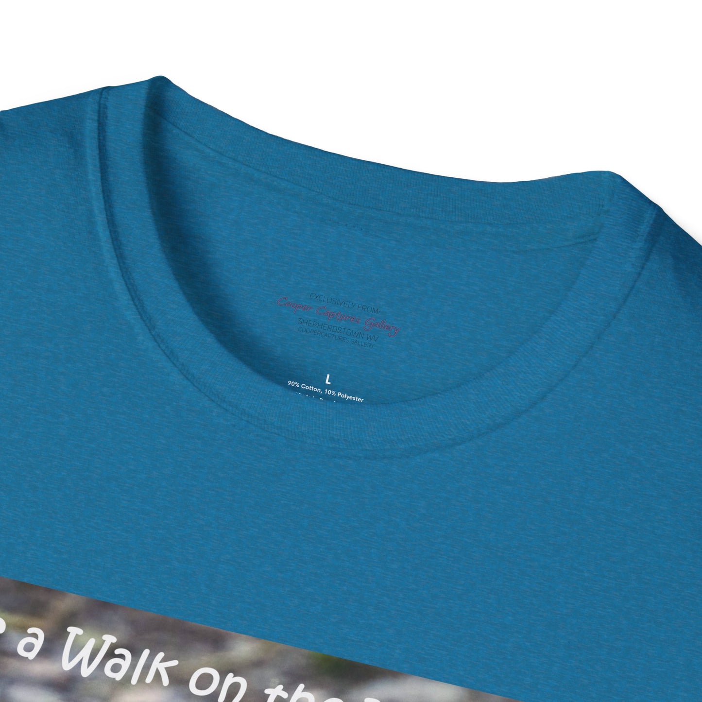 Curiously cute river otter - T-Shirt