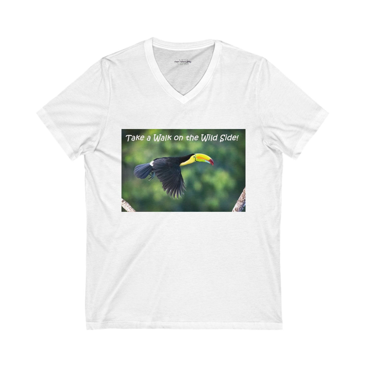 Costa Rican Keel-billed Toucan flying - V-Neck Tee-Shirt