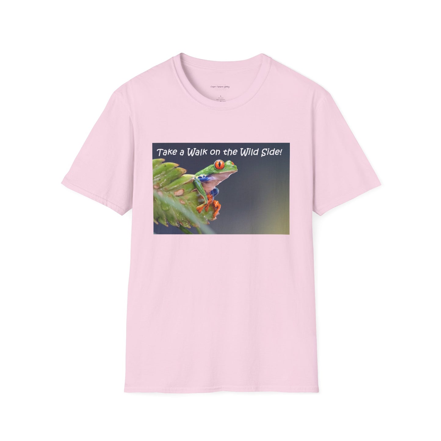 Costa Rican Red-eyed tree frog on a leaf - T-shirt