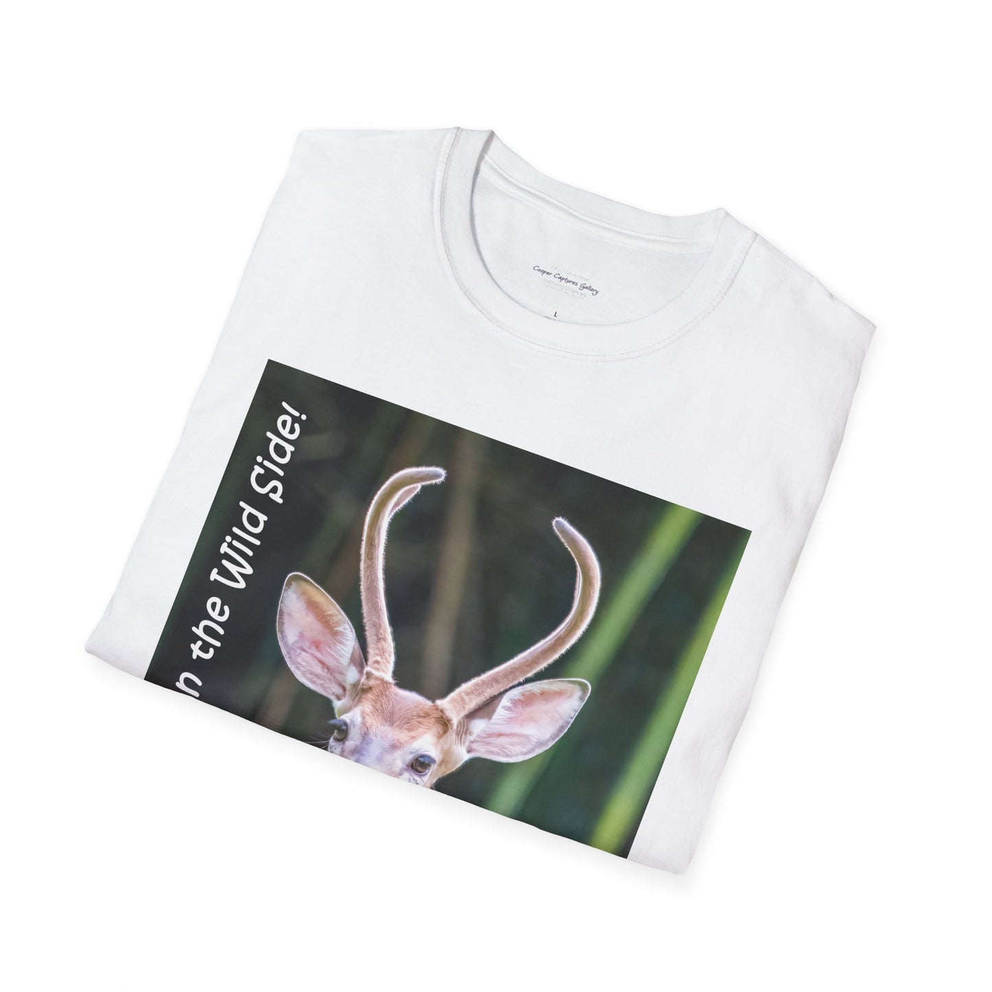 Funky-faced young deer buck - T-Shirt