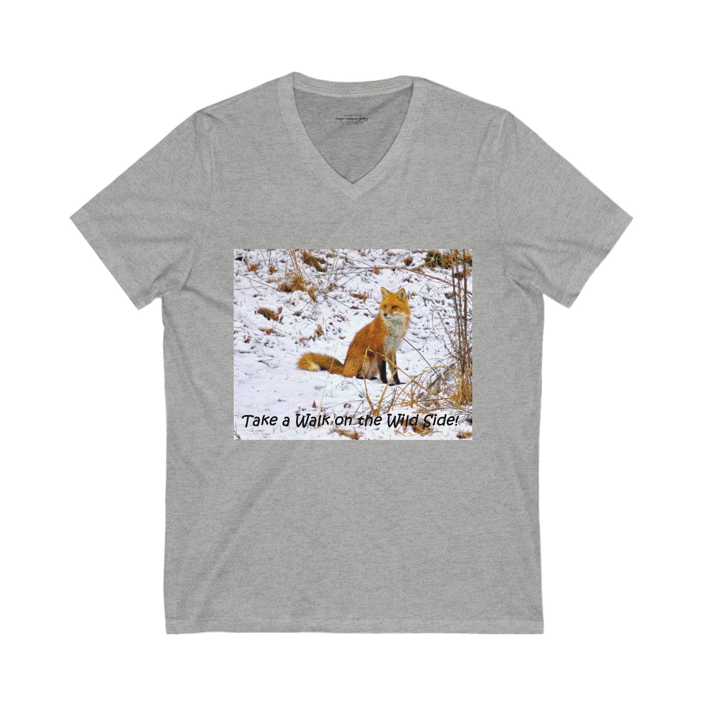 Red Fox pauses in the snow - V-Neck Tee-Shirt