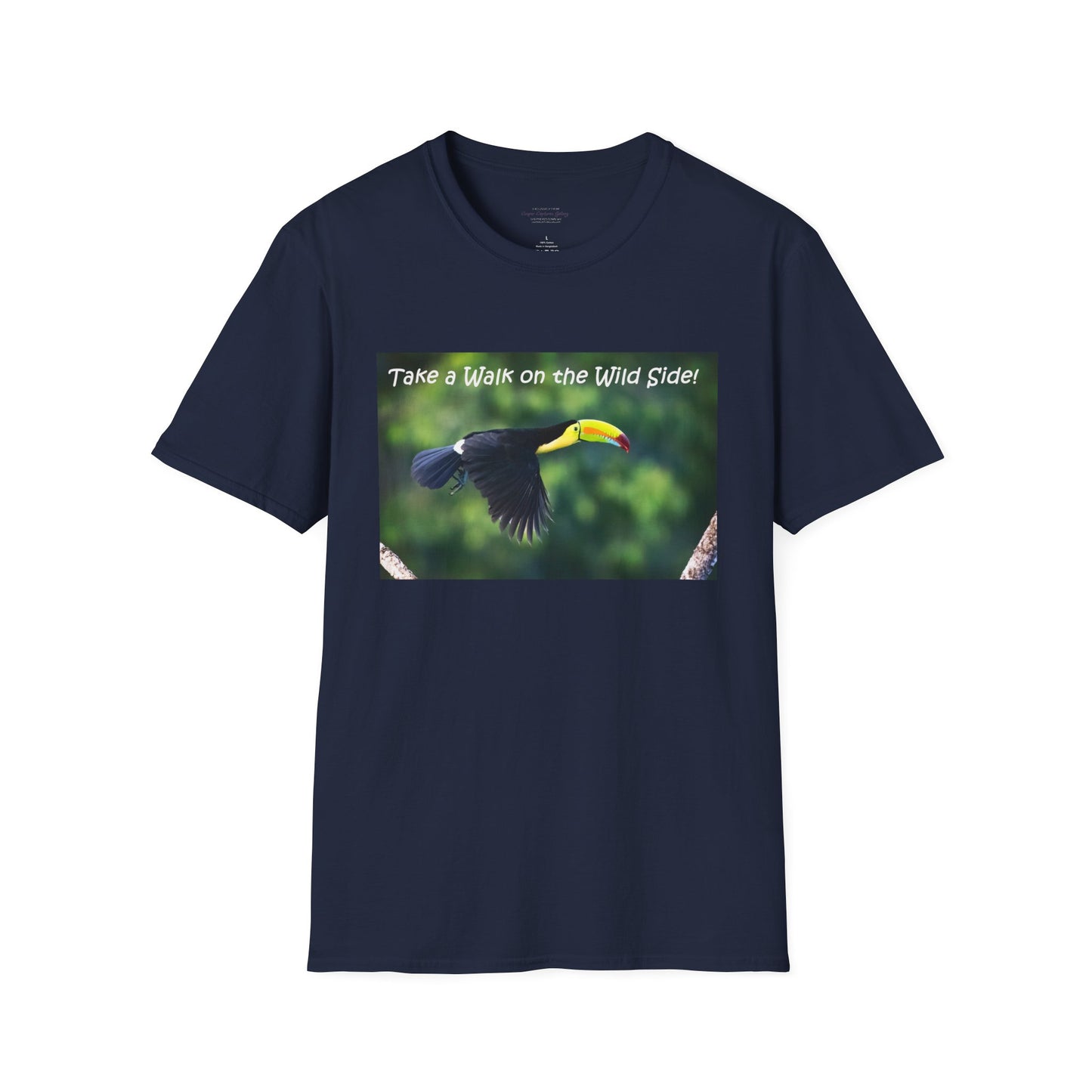 Costa Rican Keel-billed toucan in flight - T-shirt