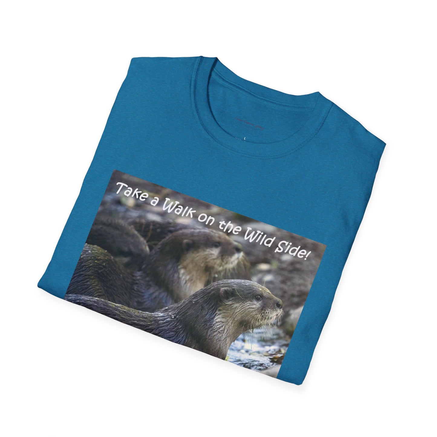 Curiously cute river otter - T-Shirt