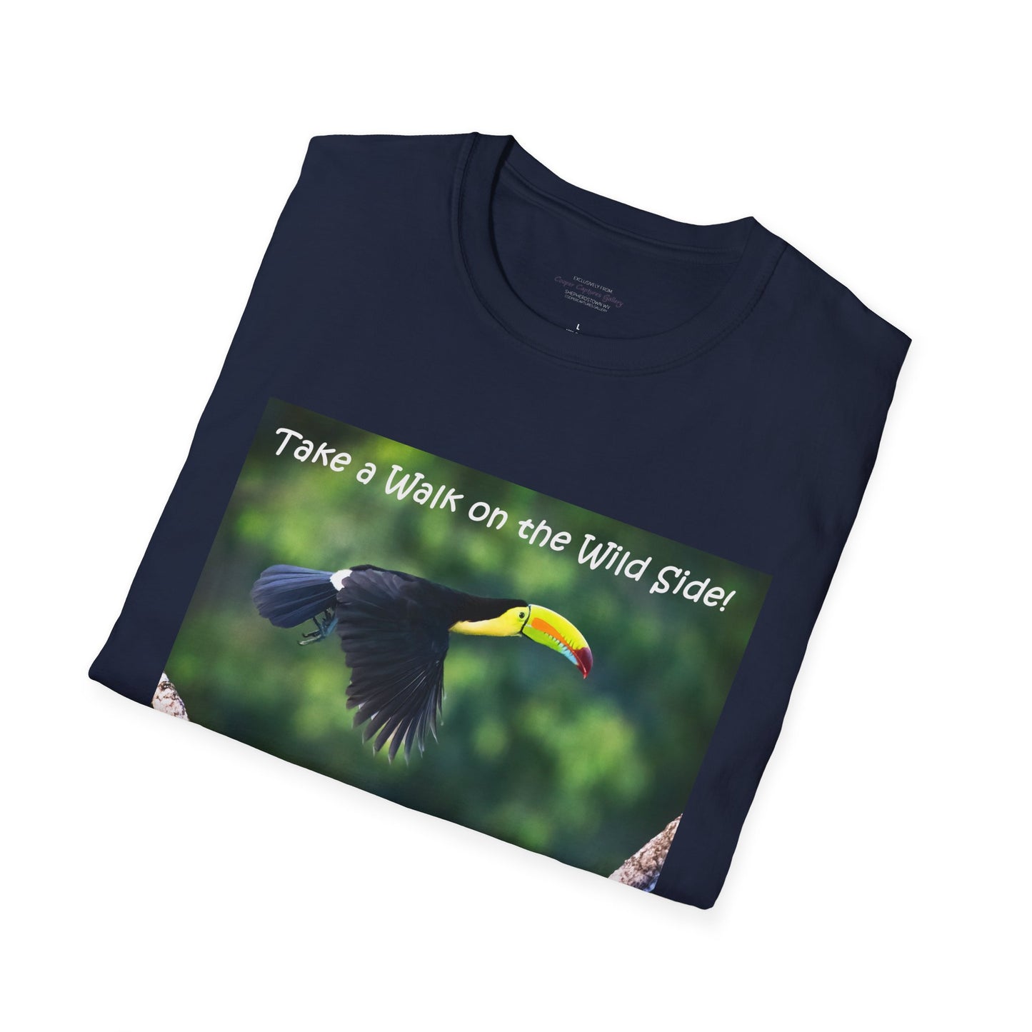Costa Rican Keel-billed toucan in flight - T-shirt