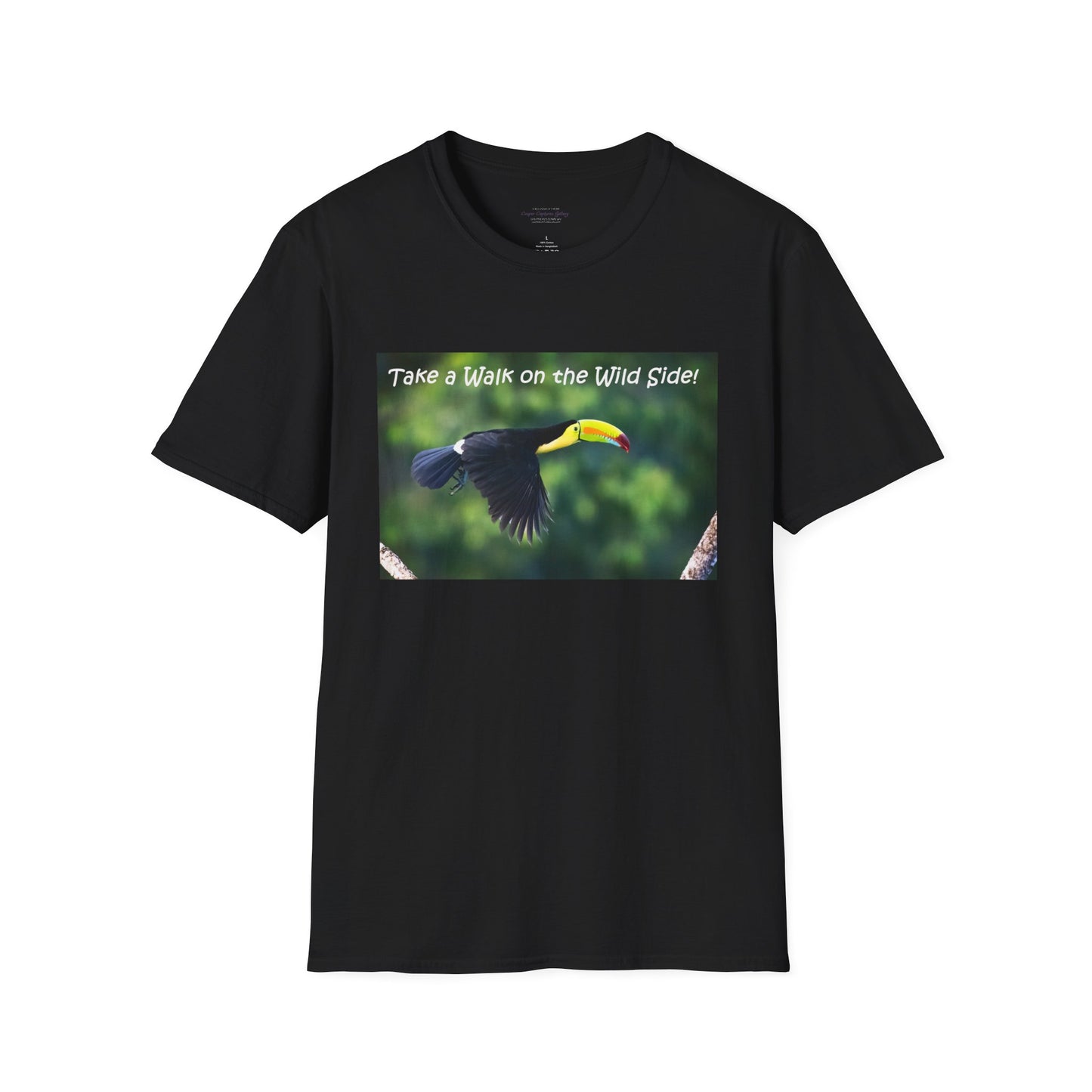 Costa Rican Keel-billed toucan in flight - T-shirt