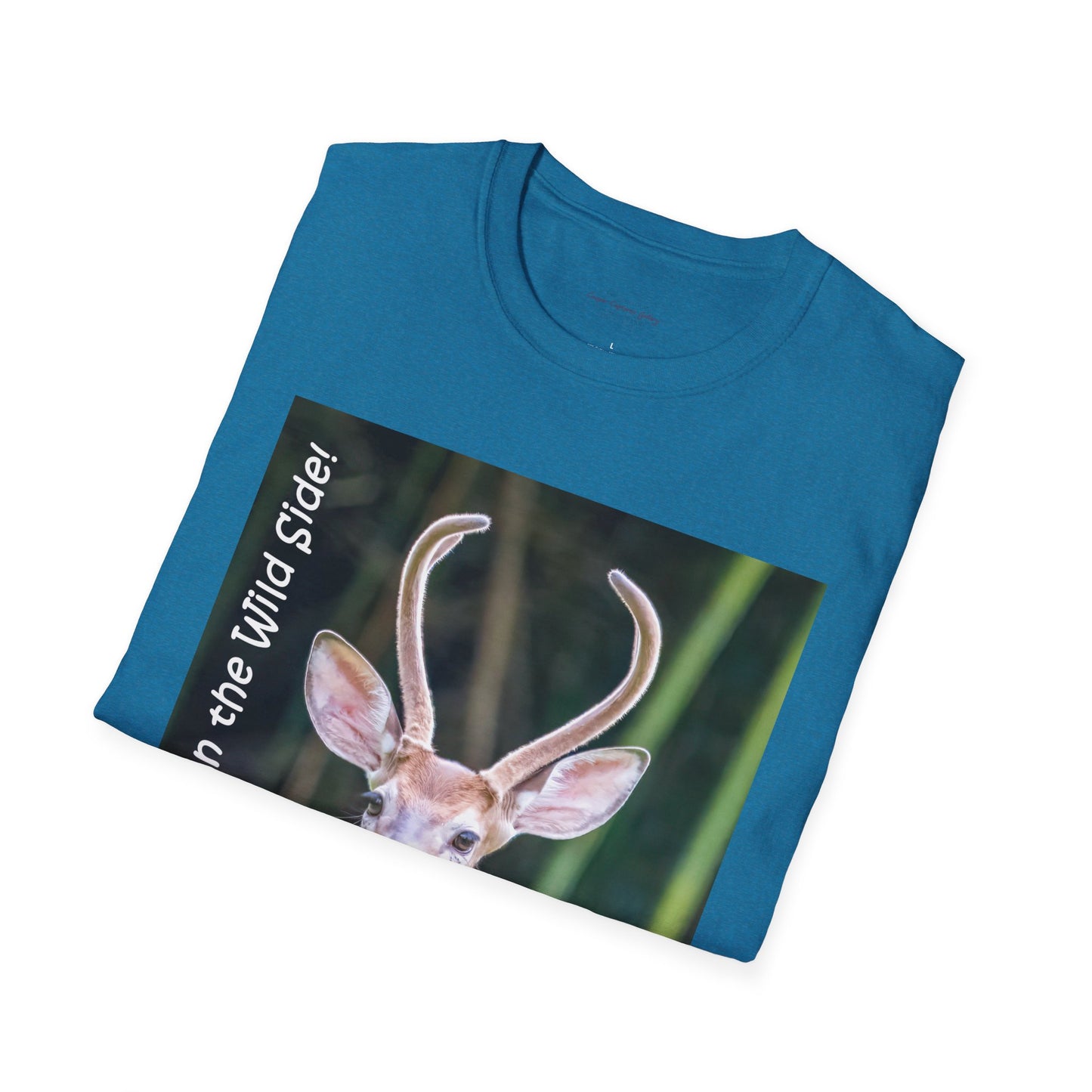 Funky-faced young deer buck - T-Shirt