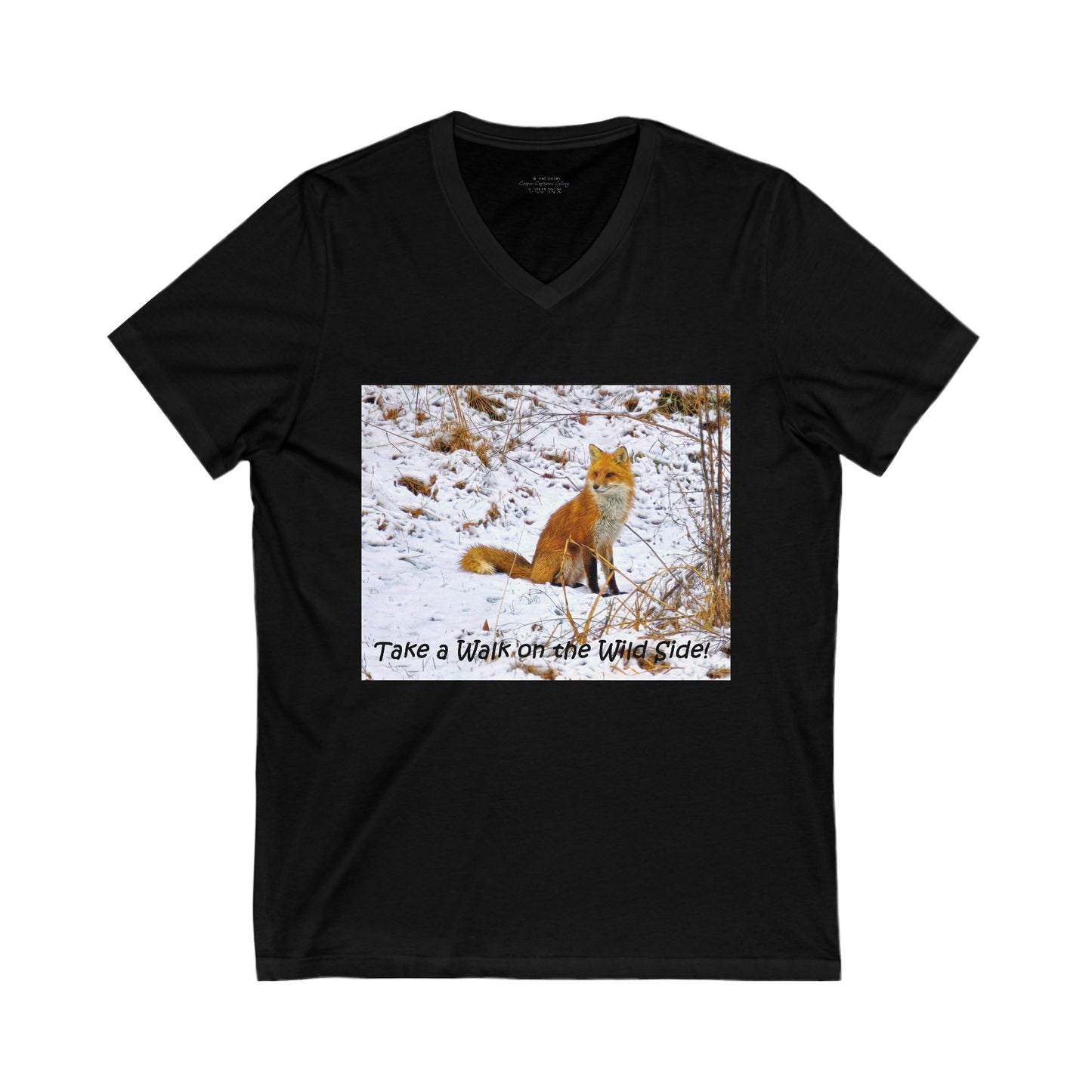 Red Fox pauses in the snow - V-Neck Tee-Shirt