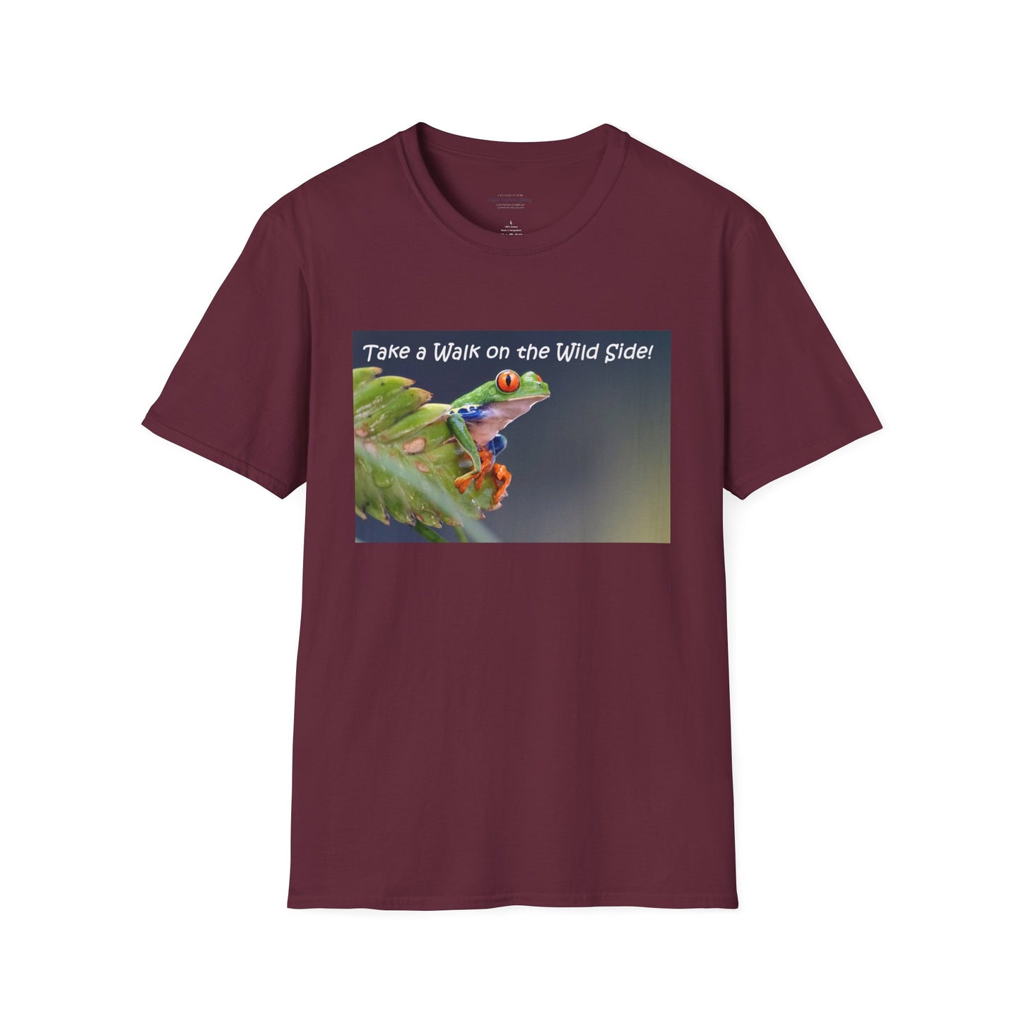 Costa Rican Red-eyed tree frog on a leaf - T-shirt