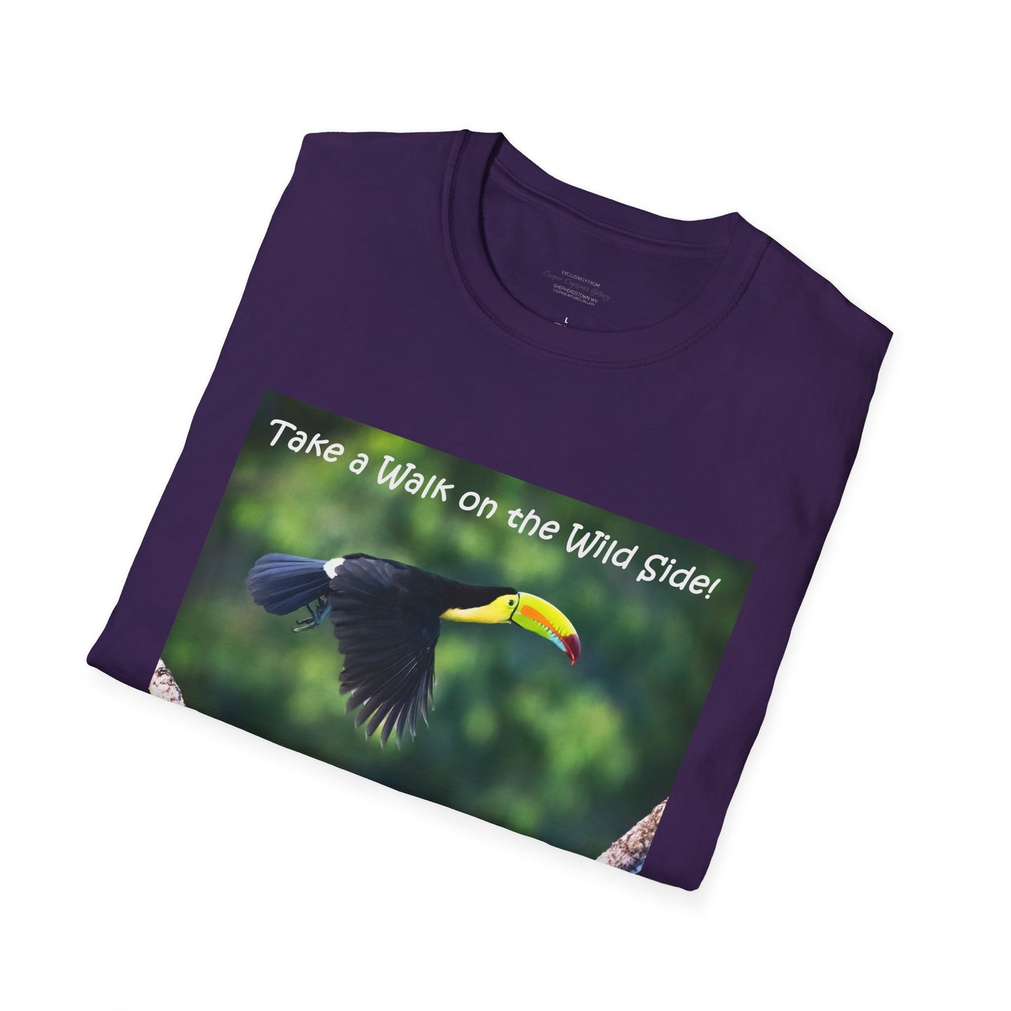 Costa Rican Keel-billed toucan in flight - T-shirt