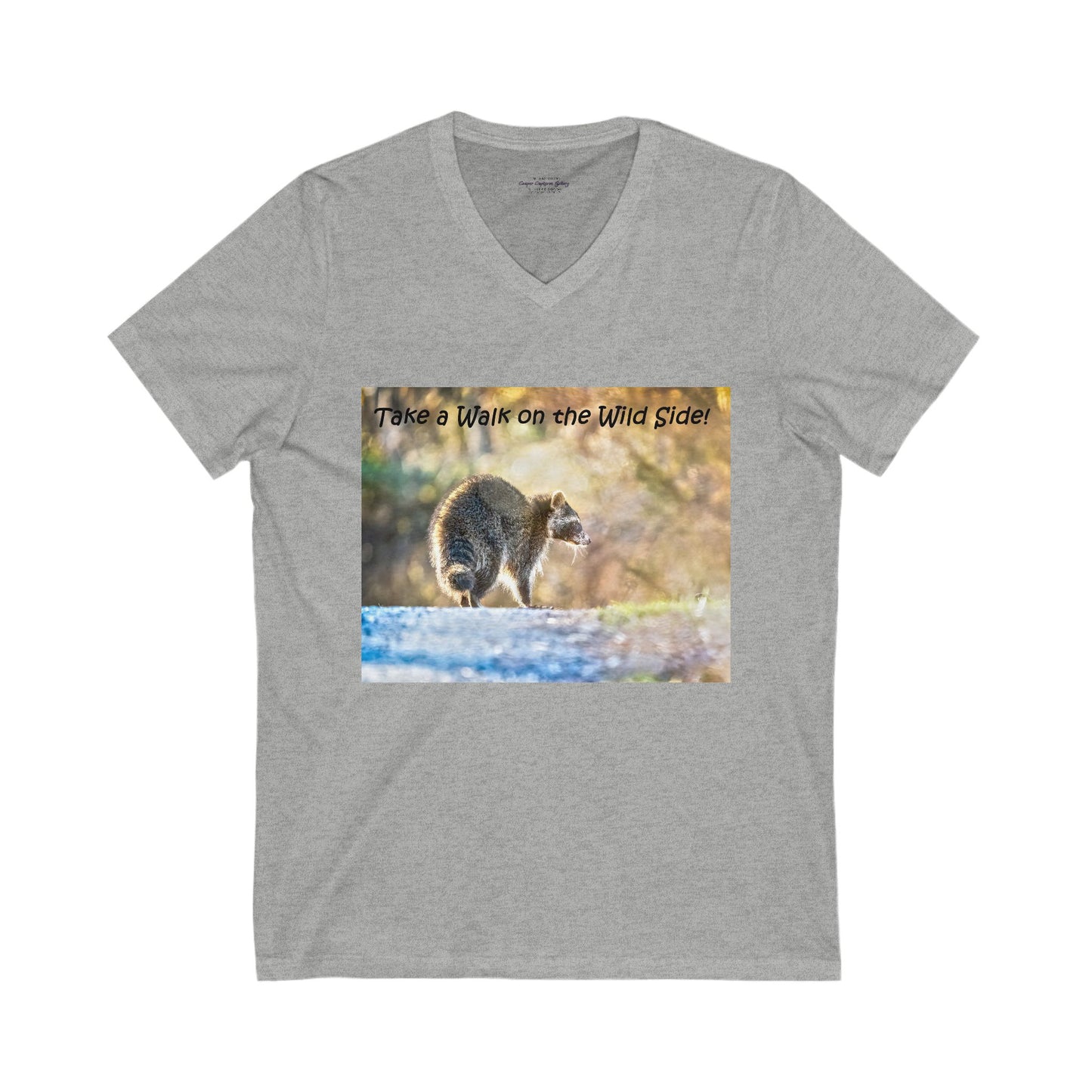 Sneaky raccoon on the road - V-Neck Tee-Shirt