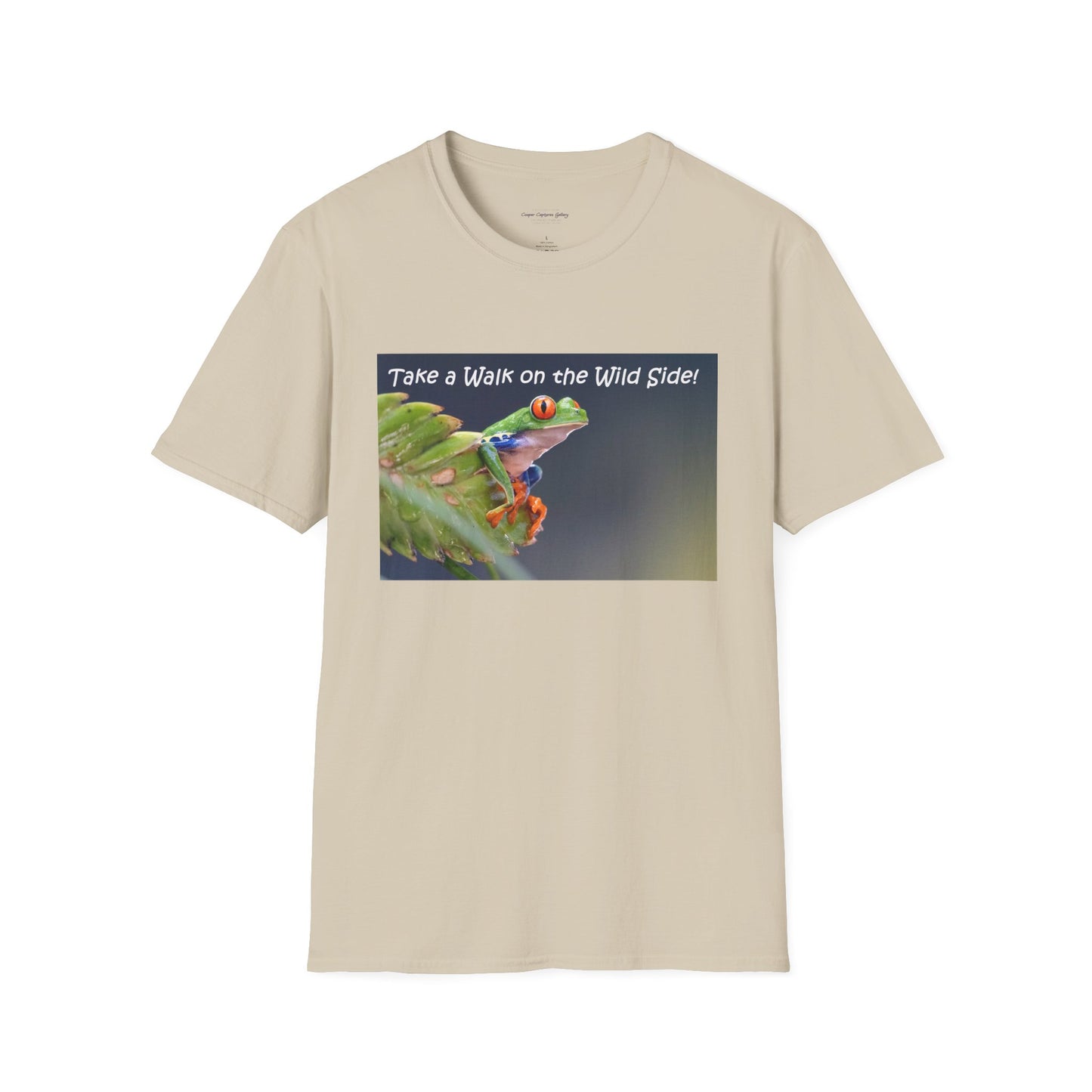 Costa Rican Red-eyed tree frog on a leaf - T-shirt