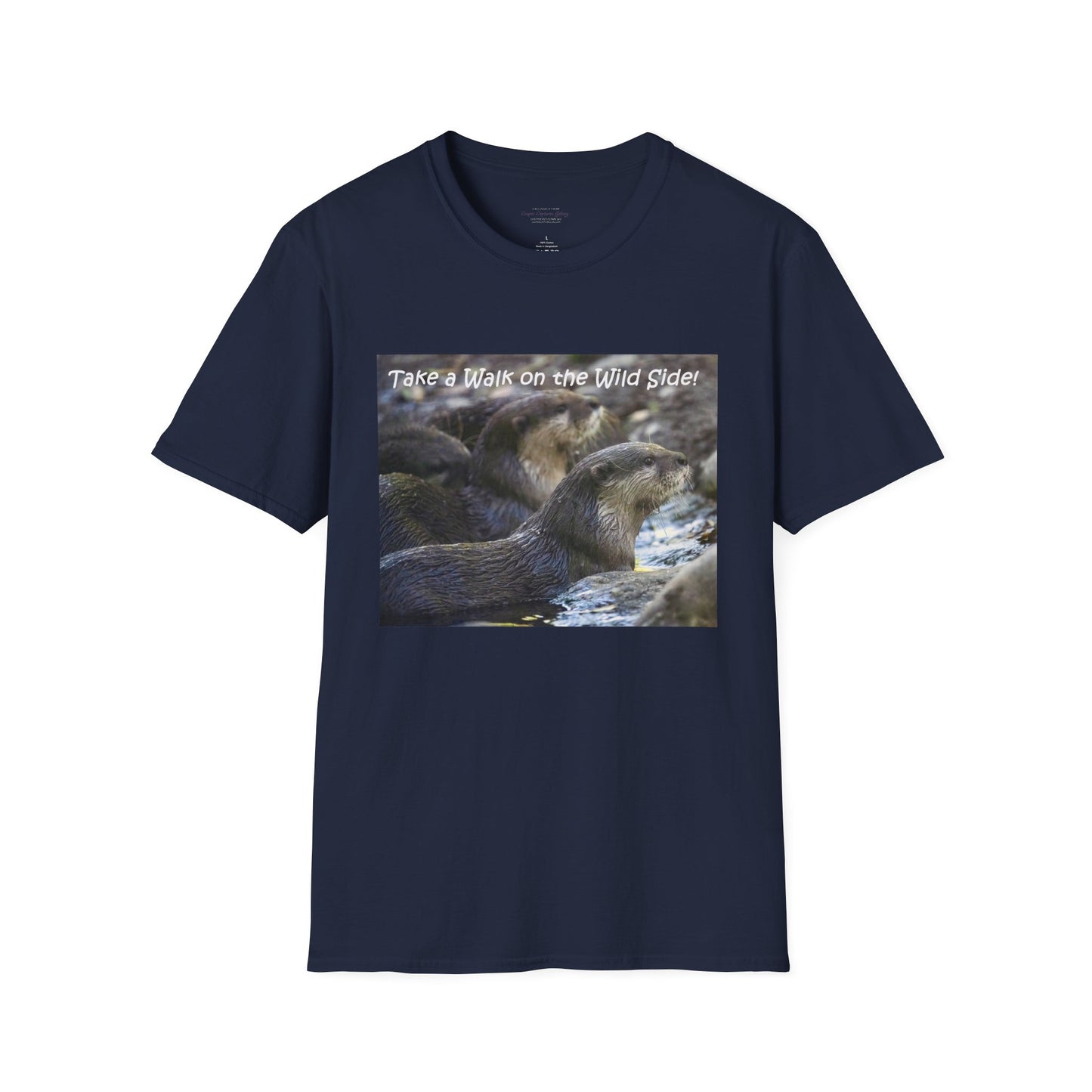 Curiously cute river otter - T-Shirt