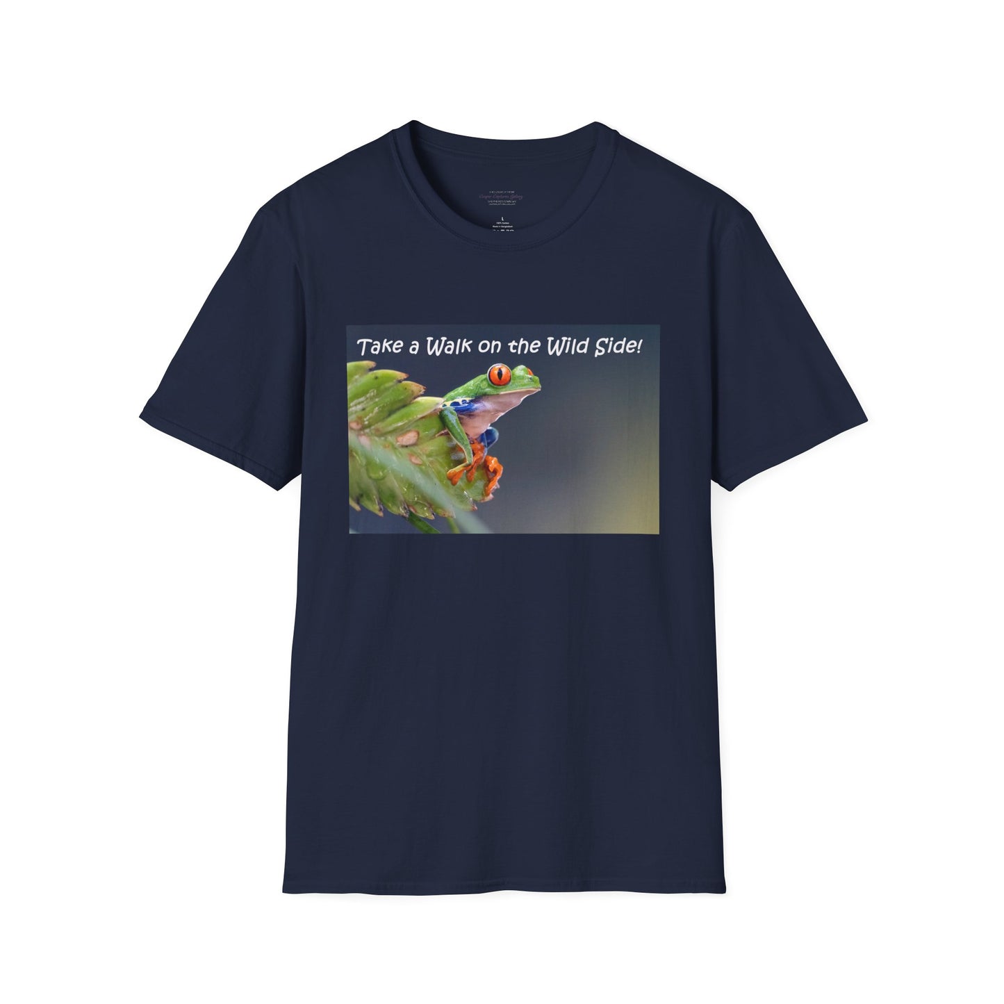 Costa Rican Red-eyed tree frog on a leaf - T-shirt