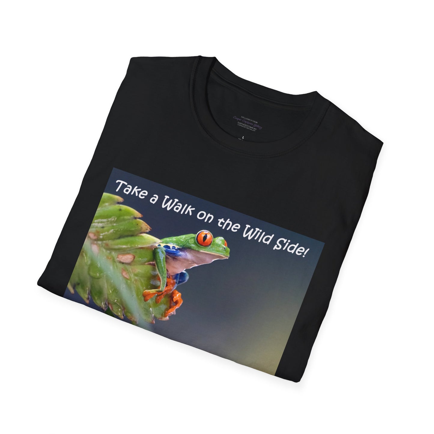 Costa Rican Red-eyed tree frog on a leaf - T-shirt