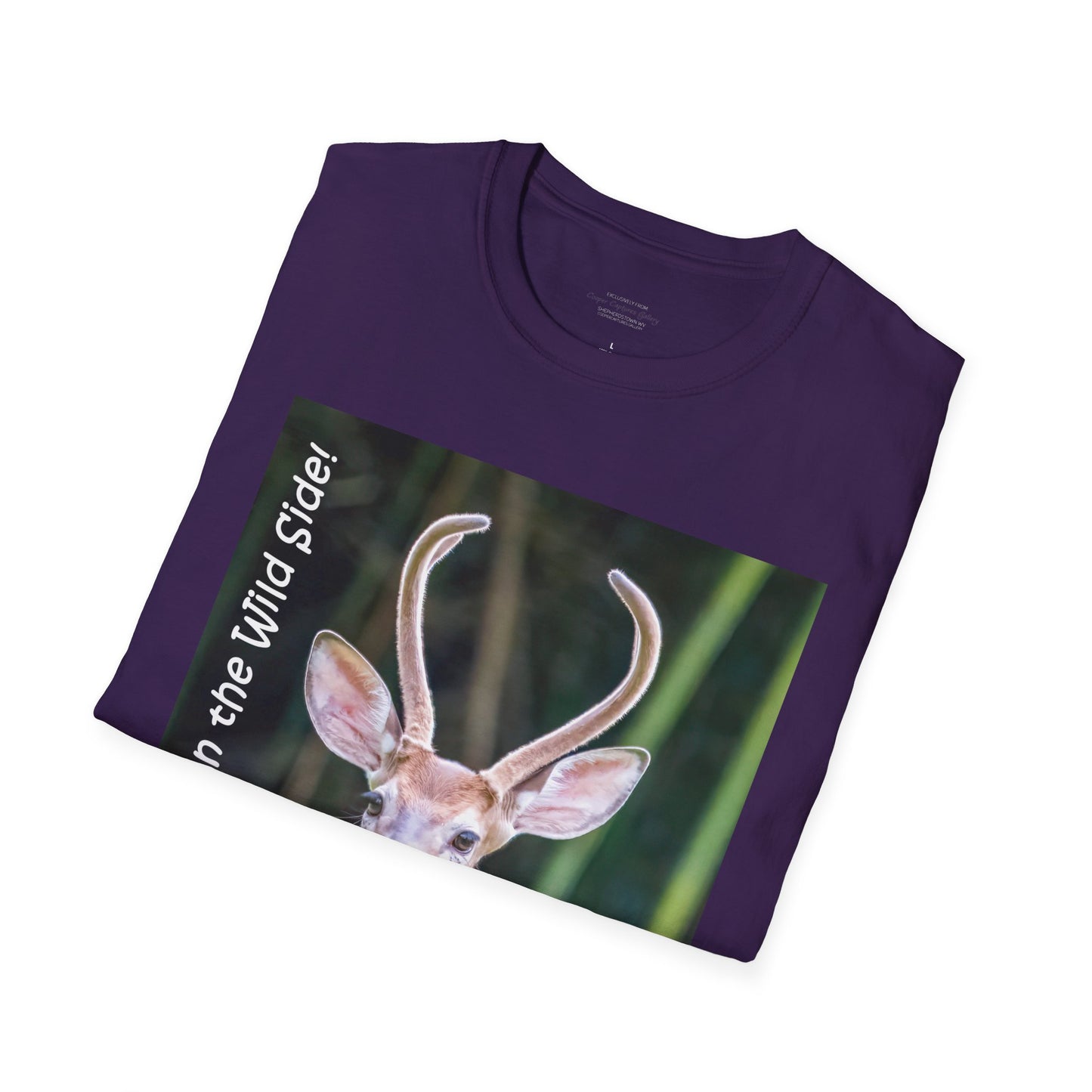 Funky-faced young deer buck - T-Shirt