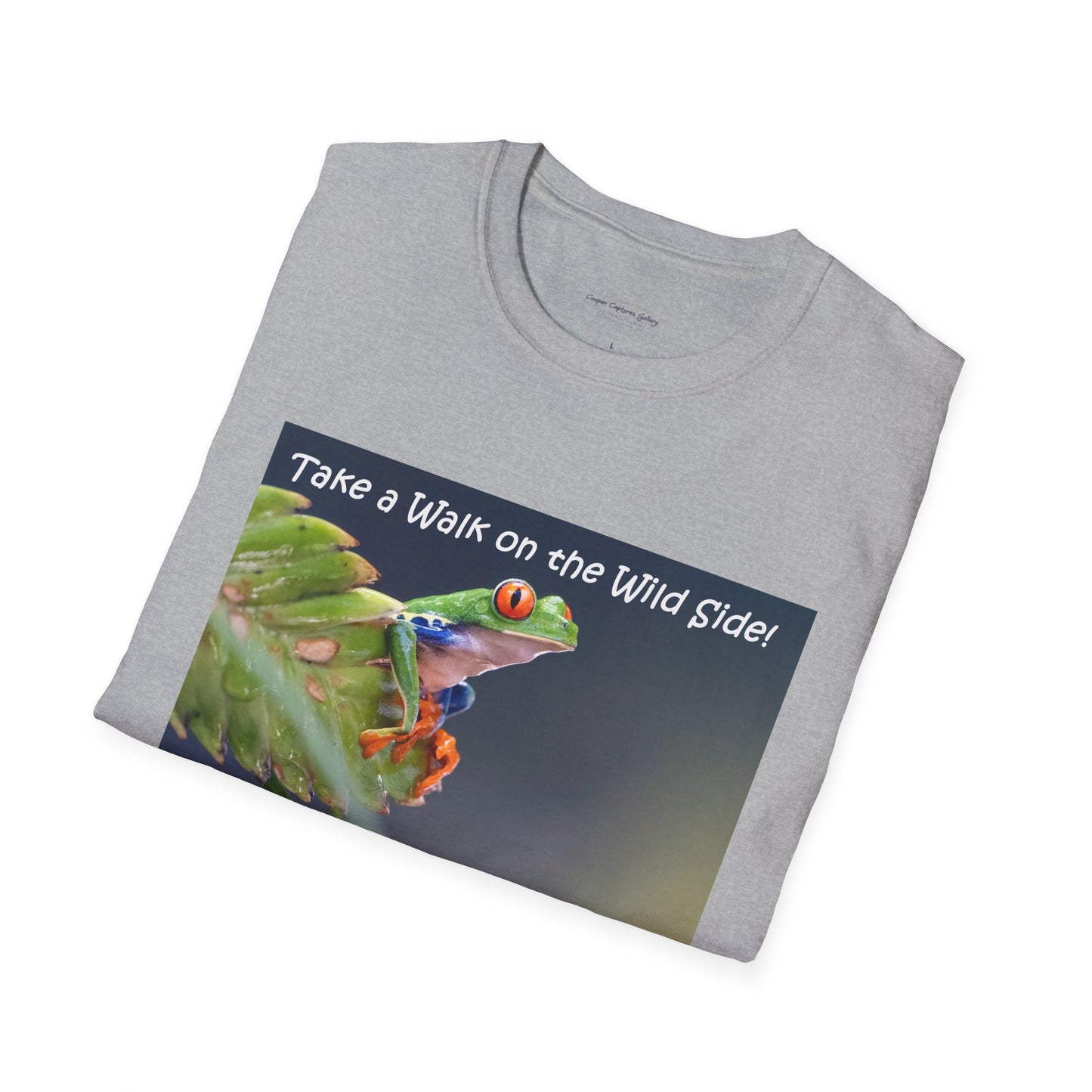 Costa Rican Red-eyed tree frog on a leaf - T-shirt