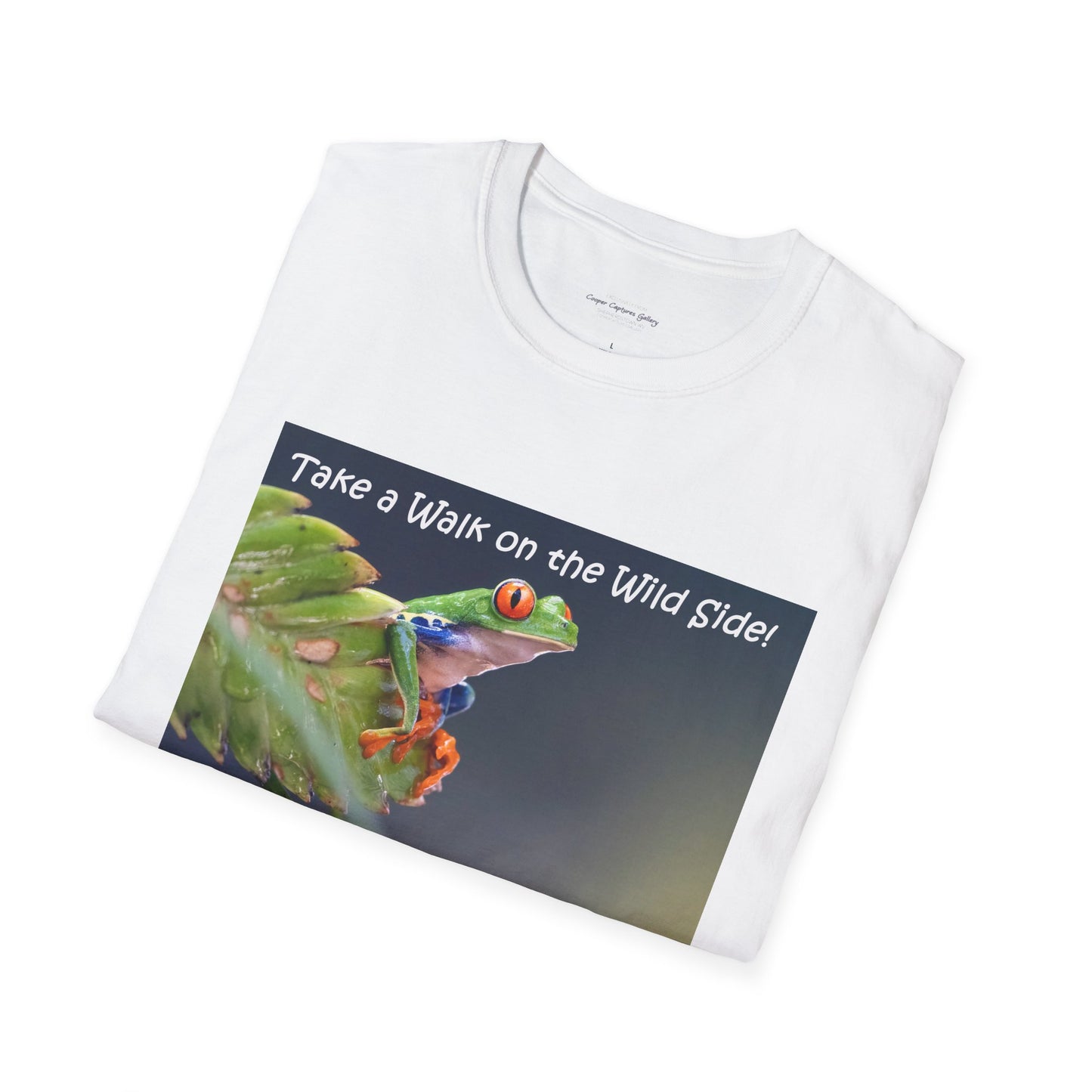 Costa Rican Red-eyed tree frog on a leaf - T-shirt