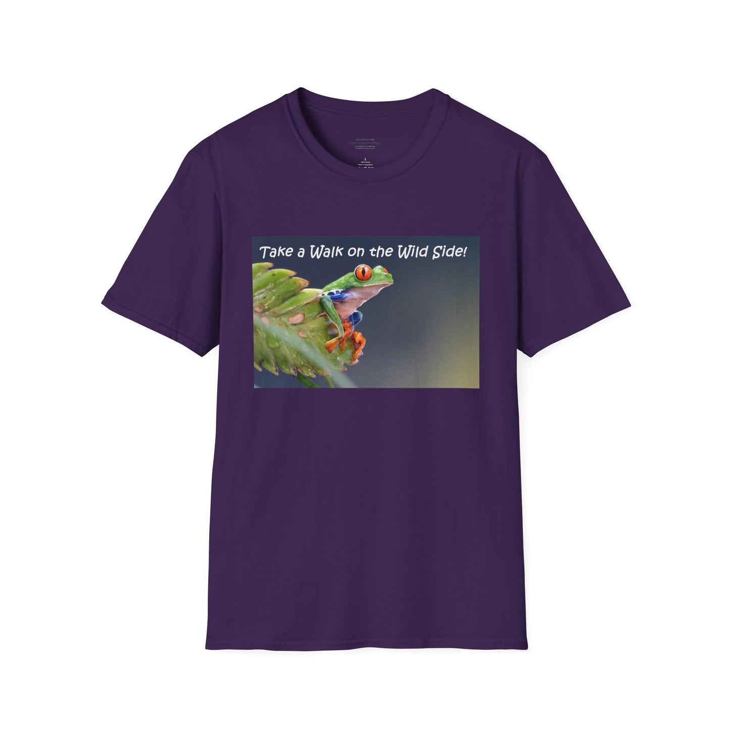Costa Rican Red-eyed tree frog on a leaf - T-shirt