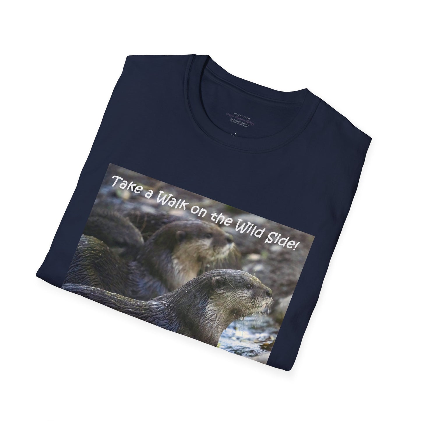 Curiously cute river otter - T-Shirt