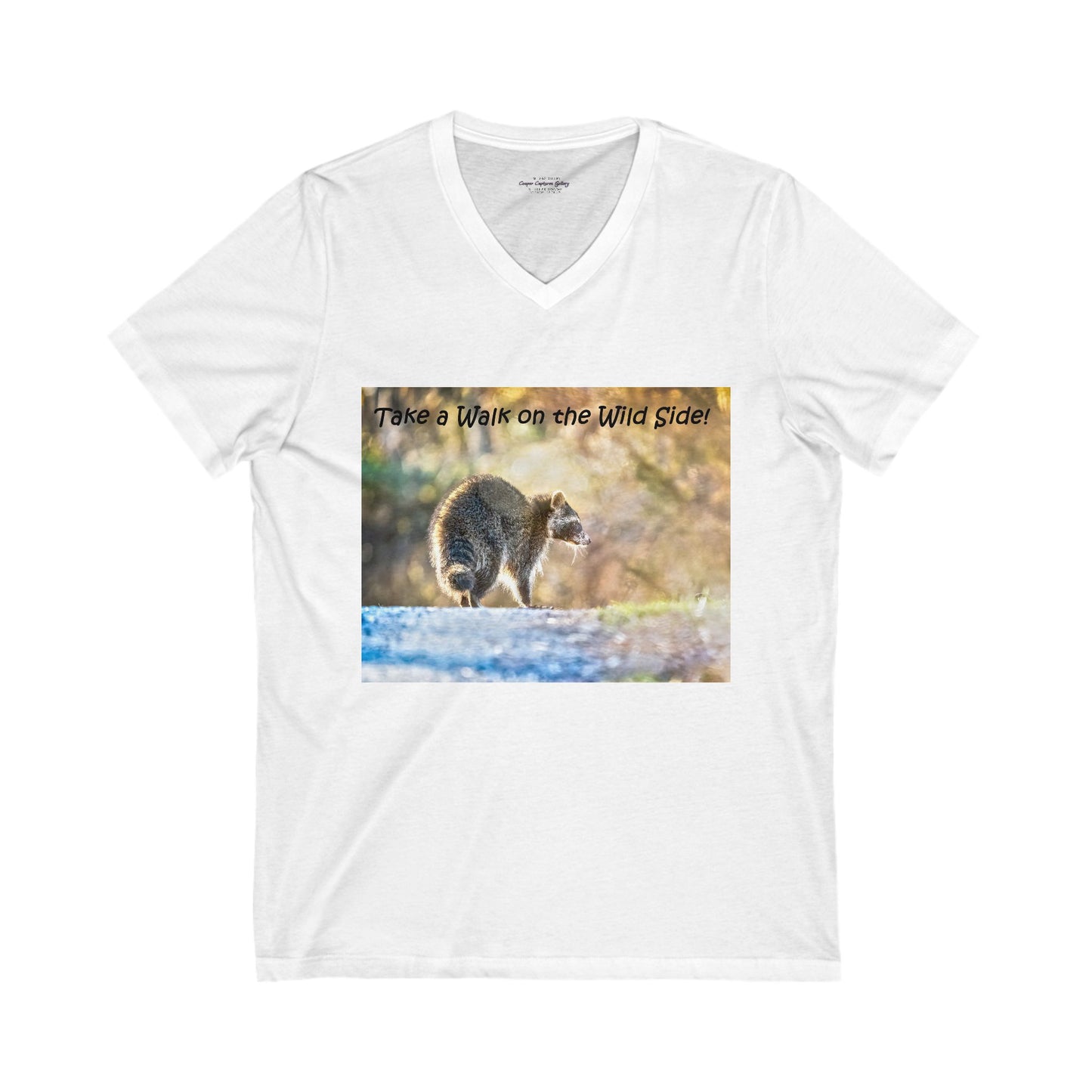 Sneaky raccoon on the road - V-Neck Tee-Shirt