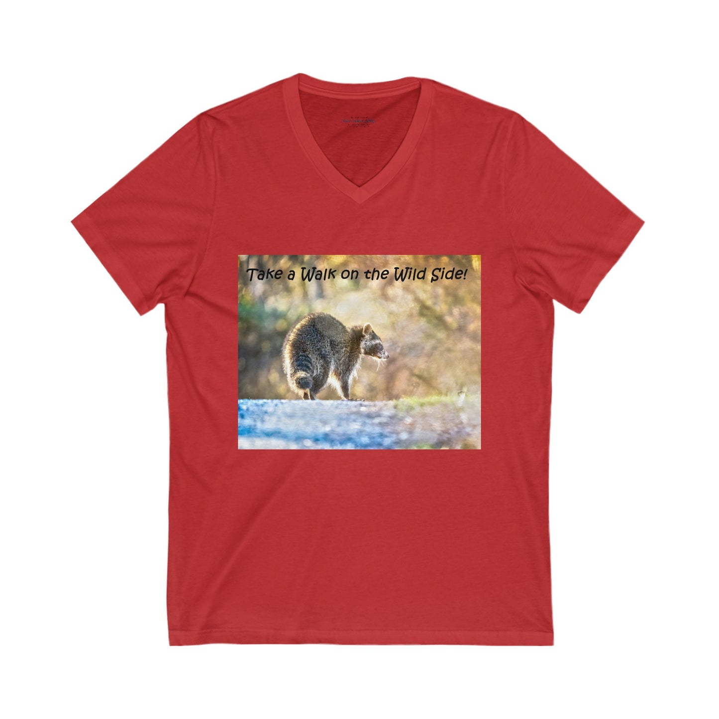 Sneaky raccoon on the road - V-Neck Tee-Shirt