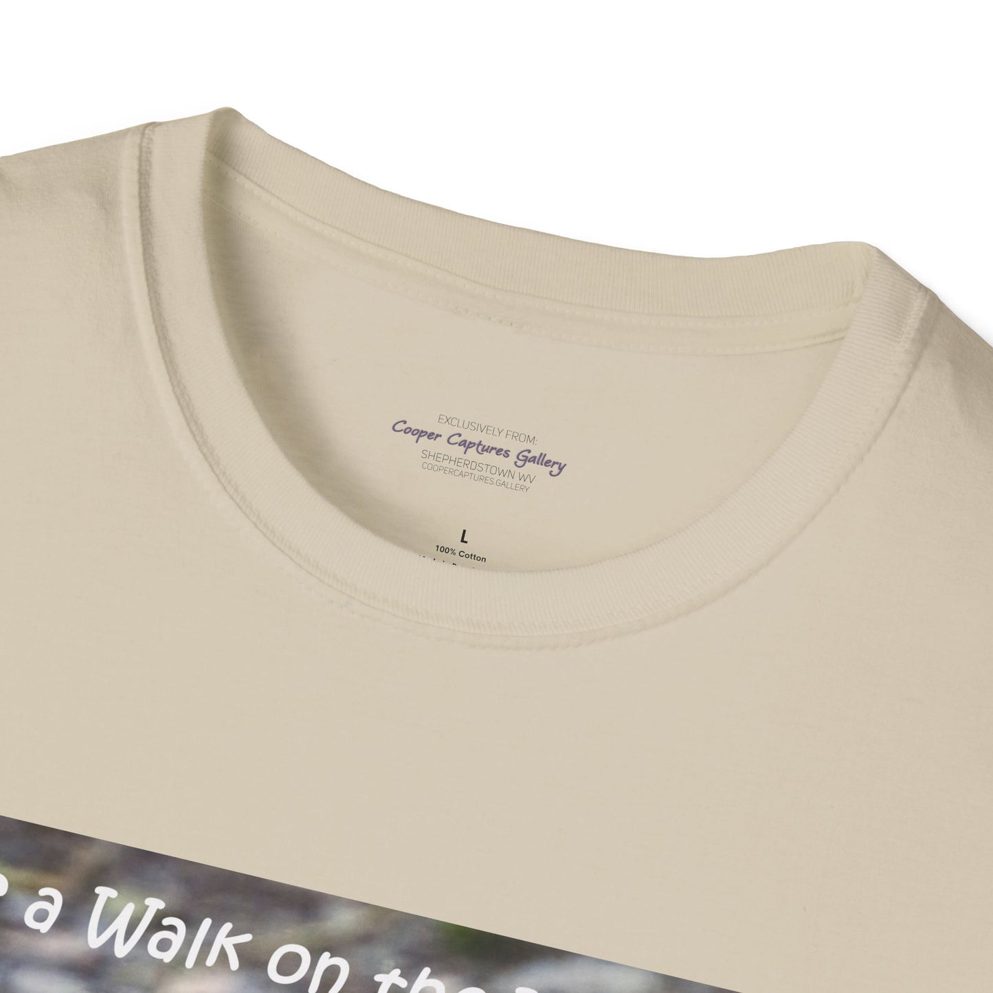 Curiously cute river otter - T-Shirt