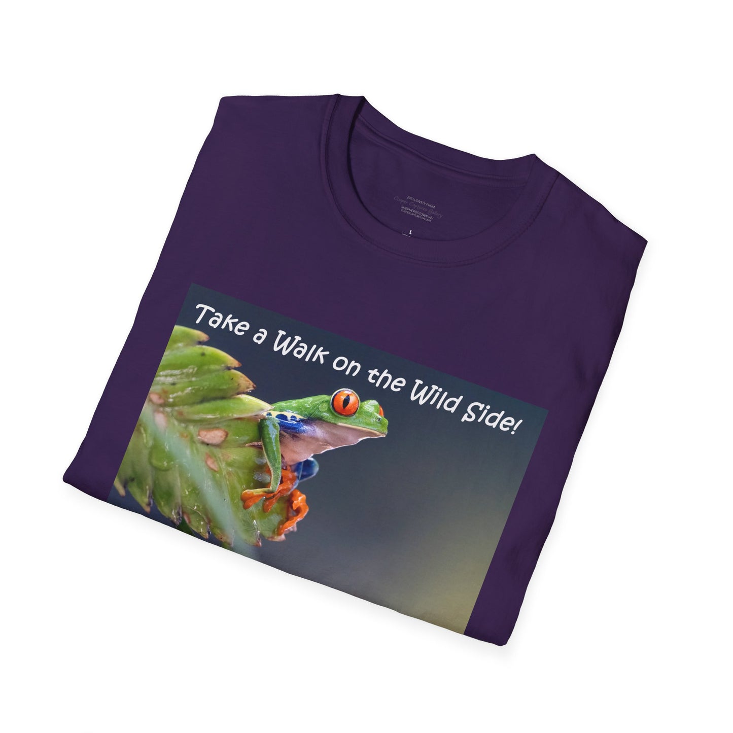 Costa Rican Red-eyed tree frog on a leaf - T-shirt