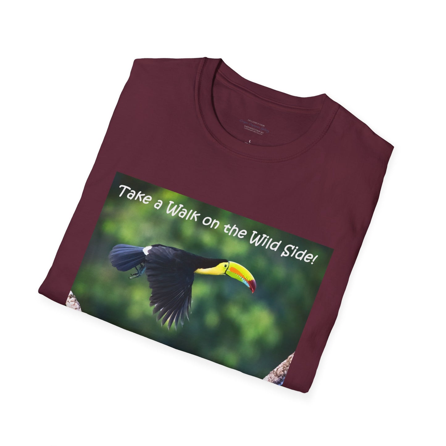 Costa Rican Keel-billed toucan in flight - T-shirt