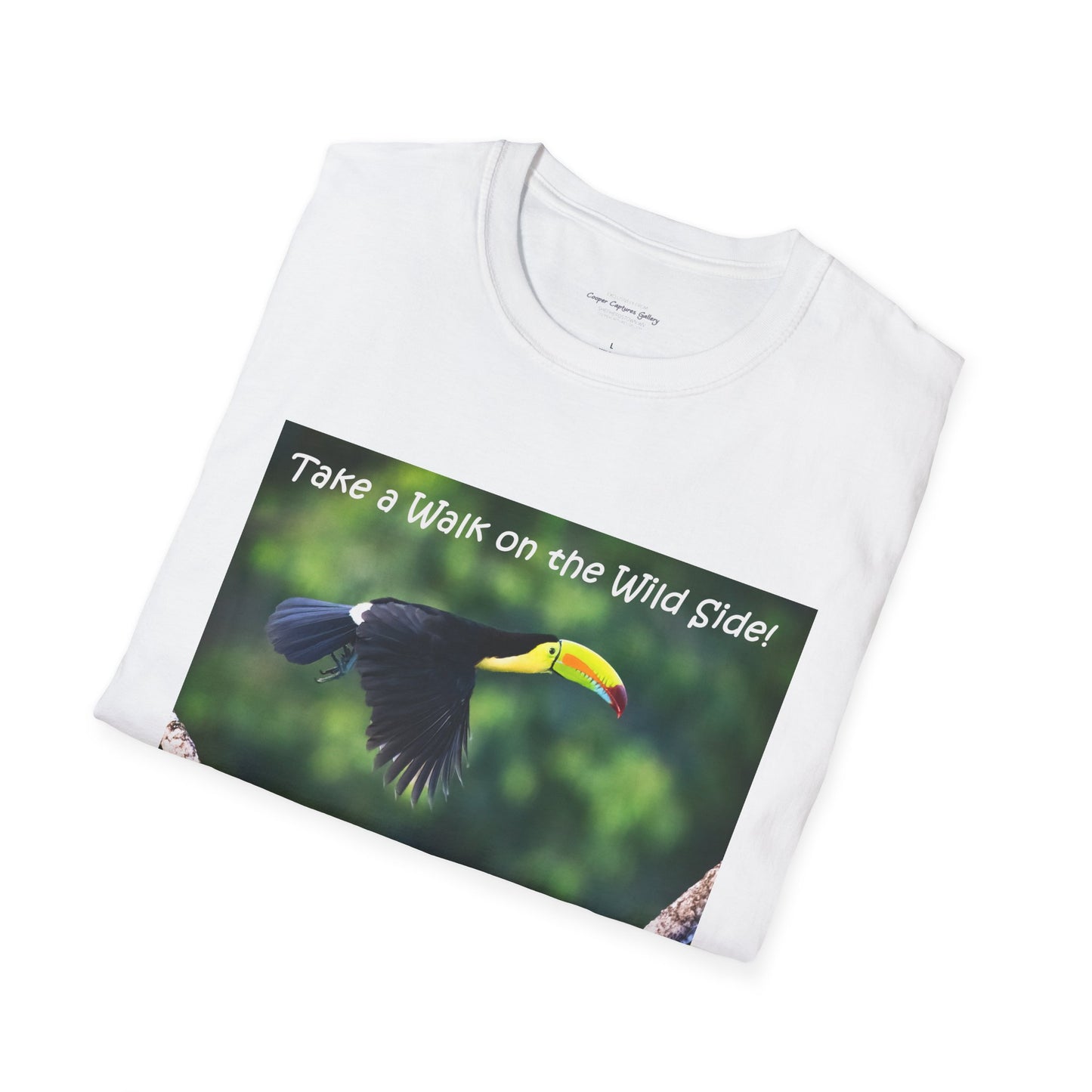 Costa Rican Keel-billed toucan in flight - T-shirt