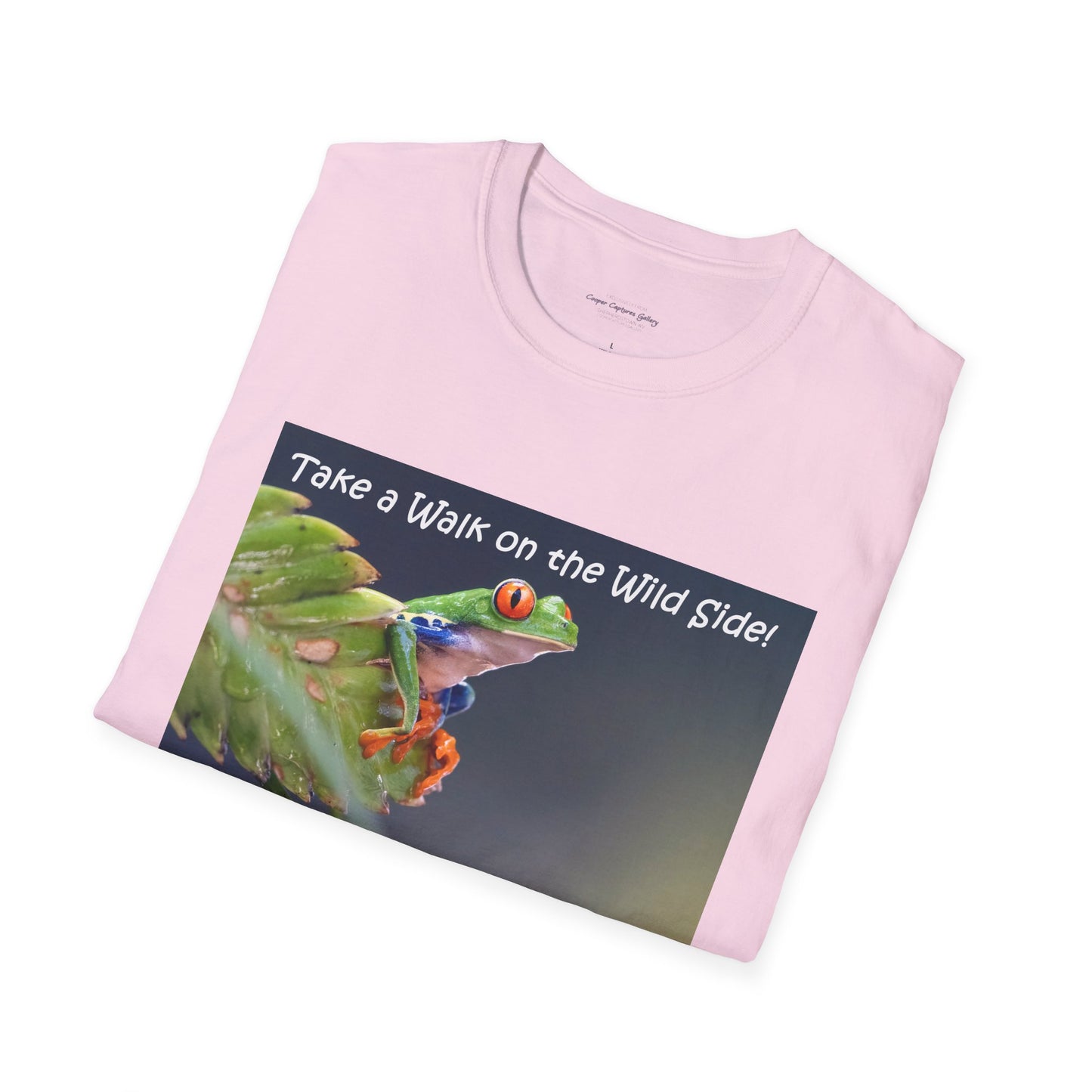 Costa Rican Red-eyed tree frog on a leaf - T-shirt