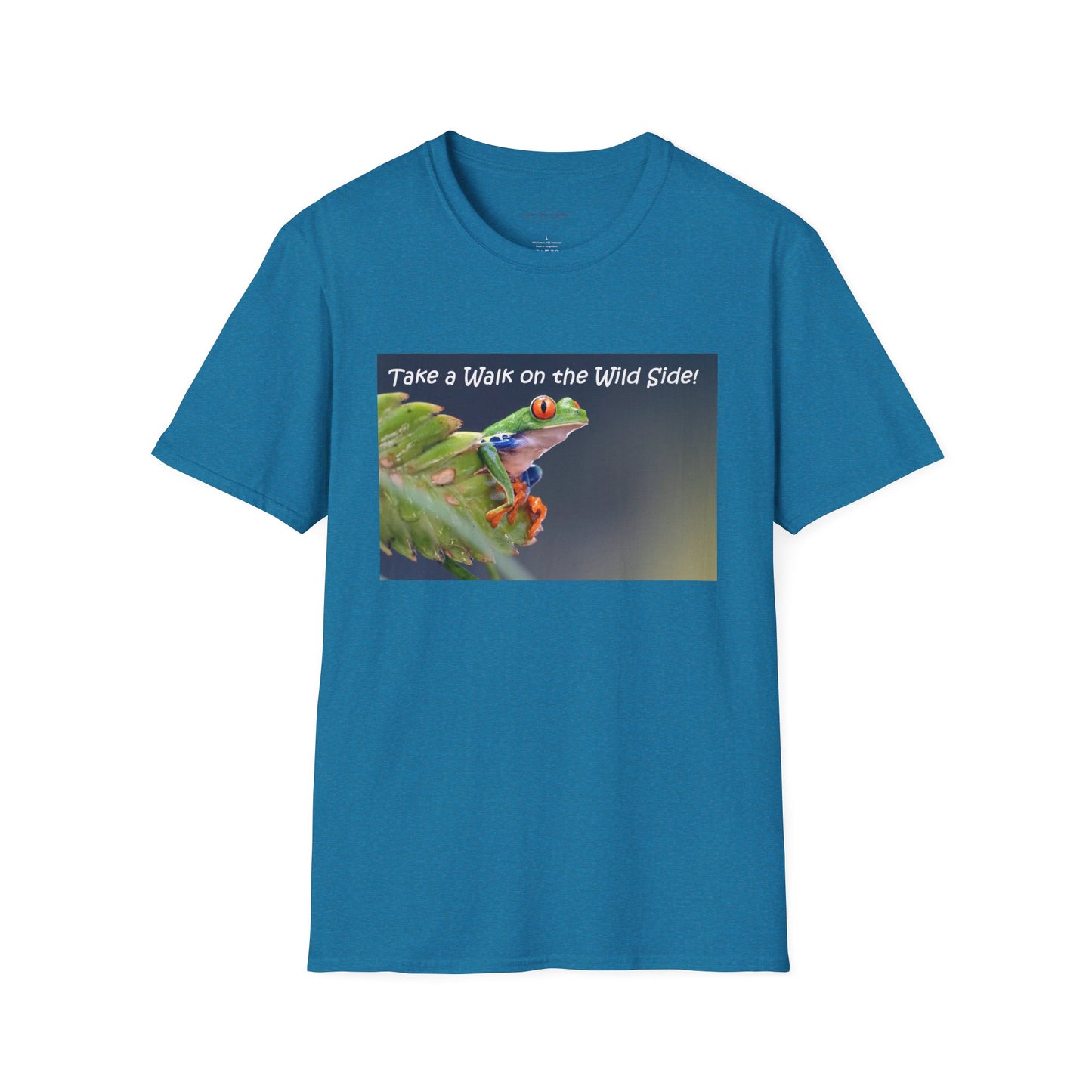 Costa Rican Red-eyed tree frog on a leaf - T-shirt
