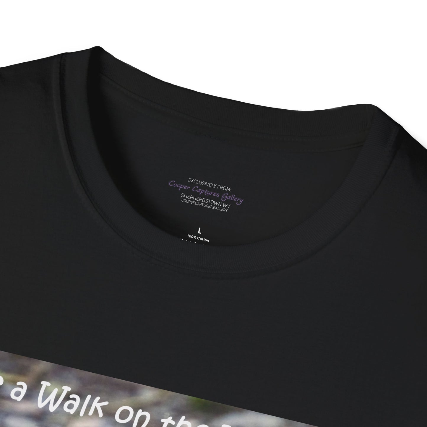 Curiously cute river otter - T-Shirt